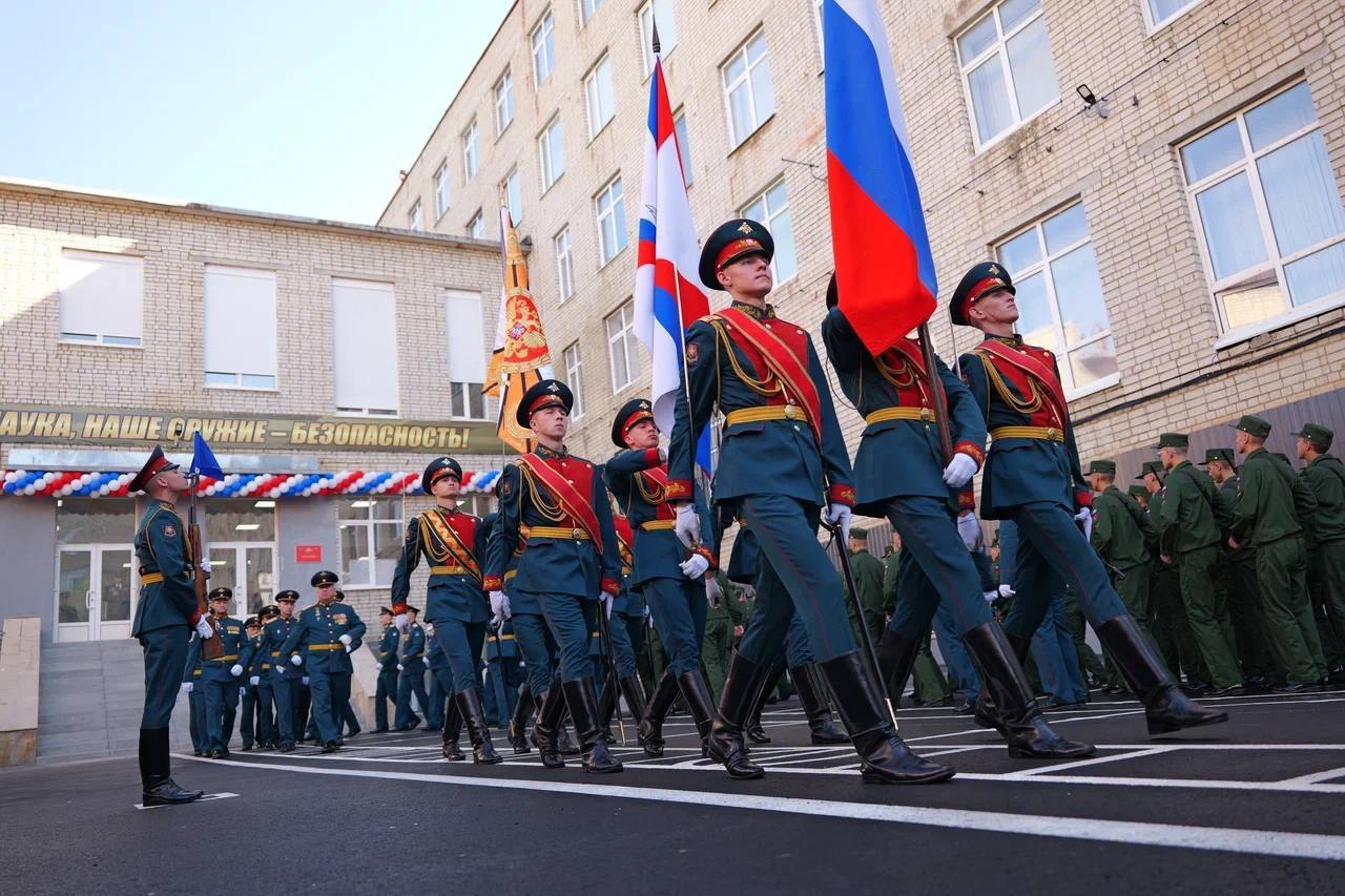 В Саратове открыли высшее военное инженерное училище радиационной химической и биологической защиты имени Героя России генерал лейтенанта И А Кириллова Боевое знамя руководству нового учебного заведения вручил заместитель министра обороны страны Виктор Горемыкин В ходе мероприятия курсантов первого курса привели к военной присяге после чего они прошли торжественным маршем перед командным составом и гостями вуза Саратовское училище разместилось в здании бывшего социально экономического института Напомним Саратовское военное училище химзащиты основано 15 июня 1932 года Оно ведет свою историю от Калининской военно химической школы созданной для подготовки командного состава для химических войск Позже училище неоднократно переименовывалось но всегда занималось подготовкой офицеров инженеров химиков 24 августа 2009 года Саратовский военный институт биологической и химической безопасности был ликвидирован а в апреле нынешнего года стало известно что военный вуз обрел новую жизнь
