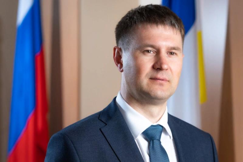 Экс-министру правительства Бурятии накинули еще полгода В Улан-Удэ суд во второй раз рассмотрел уголовное дело в отношении бывшего министра природных ресурсов и экологии Бурятии Сергея Матвеева. Его обвиняли в двух эпизодах превышения должностных полномочий при реализации госконтракта по рекультивации свалки в поселке Усть-Баргузин. По версии следствия, действия чиновника повлекли необоснованное расходование бюджетных средств на общую сумму свыше 80 миллионов рублей. #Бурятия Подробности в «Номер один» Сообщить нам свою новость можно по кнопке: Письмо в редакцию
