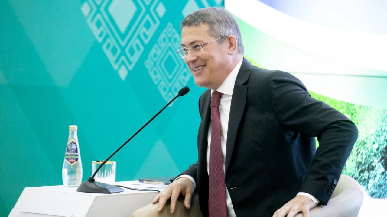 Фестиваль «Посвящение в первокурсники» в Башкирии пройдёт с размахом Глава Башкортостана Радий Хабиров подписал распоряжение о проведении масштабного Республиканского фестиваля для первокурсников. Торжественное событие состоится 4 сентября 2025 года во Дворце борьбы в Уфе. Организатор — Министерство молодёжной политики РБ Руководитель оргкомитета — Азат Бадранов Цель — празднично и символично ввести студентов вузов и колледжей в новую главу жизни В подготовке участвуют министры образования, культуры, спорта, здравоохранения, финансы и СМИ, а также ректоры, директора колледжей, полиция и медики. План охватывает: разработку программы до 22 августа подготовку площадки 2–5 сентября обеспечение безопасности, логистики и медицинского сопровождения 4 сентября информационное сопровождение — с 4 по 5 сентября финансирование — за счёт бюджета республики. Башкирия делает ставку на торжественное начало студенческой жизни, превращая посвящение в событие республиканского масштаба.