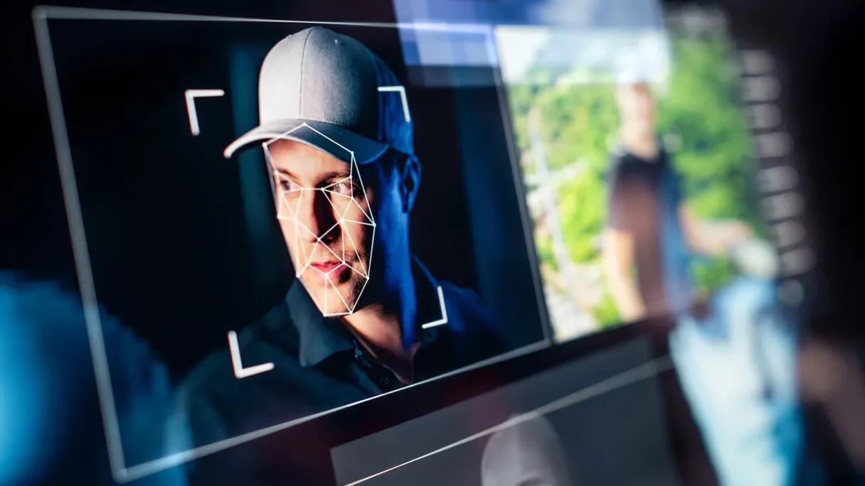 VisionLabs внедрила систему распознавания дипфейков в банках четырех стран Разработчик решений по распознаванию лиц и объектов на базе компьютерного зрения VisionLabs входит в состав МТС внедрил систему обнаружения дипфейков Deepfake Detection в банки России, Казахстана, Узбекистана и Кыргызстана. Дипфейки становятся все более опасной угрозой для финансового сектора, говорят в компании. На продаже этого сервиса VisionLabs намерена заработать в этом году 150 млн рублей. Подробности на сайте : Фото Getty Images
