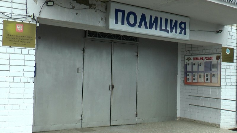 В городе Адыгейске сотрудниками полиции задержан подозреваемый в угоне чужого автомобиля. Несколько дней назад в дежурную часть межмуниципального отдела МВД России «Адыгейский» обратился 41-летний житель Теучежского района. Мужчина сообщил, что в ночное время, неизвестный похитил принадлежащий ему автомобиль отечественного производства, припаркованный возле домовладения. Сотрудниками полиции были незамедлительно организованы мероприятия по розыску угнанной машины и задержанию лица, причастного к данному преступлению. Спустя некоторое время, оперативники задержали 28-летнего ранее неоднократно судимого жителя Краснодарского края. Выяснилось, что подозреваемый, находясь в состоянии алкогольного опьянения, заметил автомобиль с ключами в замке зажигания и решил использовать транспортное средство в личных целях. Но далеко уехать не получилось, поскольку он совершил съезд в кювет, после чего бросил машину и скрылся. По данному факту возбуждено уголовное дело по части 1 статьи 166 УК России. МВД по Республике Адыгея напоминает, что наиболее эффективной мерой профилактики угонов является охранная сигнализация. Не оставляйте ценные вещи и деньги в салоне транспортных средств, регулярно проверяйте работоспособность запорных устройств. Также, при оставлении автомобиля на длительный период, рекомендуется использовать хорошо освещенные участки улиц и дорог, в том числе оборудованные системами видеонаблюдения. Пресс-служба МВД по Республике Адыгея МВД по РА Подписаться Смотрите нас на Rutub