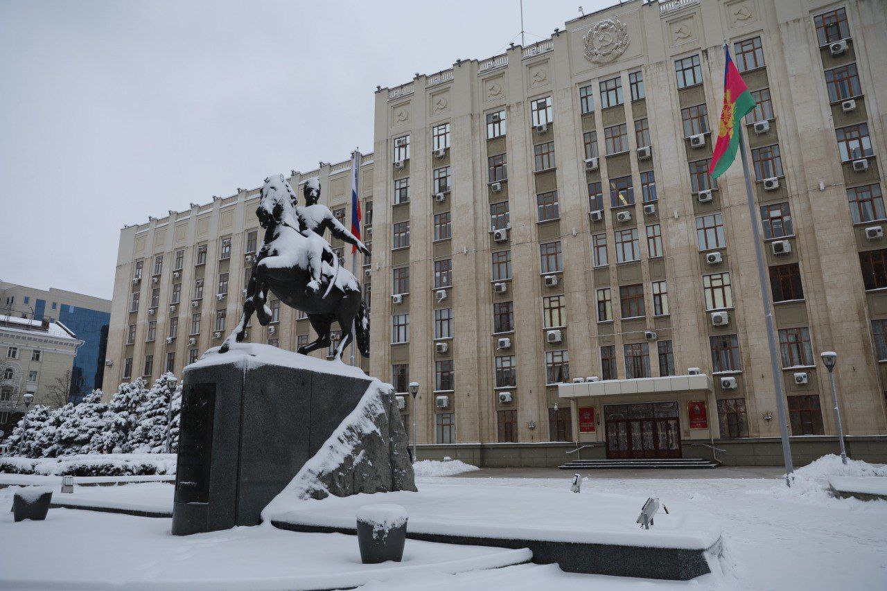 Вениамин Кондратьев Каждый рубль льгот для кубанских инвесторов вернется в бюджет региона в десятикратном размере Губернатор Краснодарского края рассказал о действующей системе поддержки предпринимателей Для стабилизации экономики в условиях вызовов важно стимулировать развитие приоритетных отраслей снижать финансовые риски и быстро внедрять инновации Эти приоритеты лежат в основе выстроенной за пять лет системы поддержки бизнеса в Краснодарском крае Сформирован блок развития из четырех фондов центра поддержки экспорта и агентства по привлечению инвестиций У нас действуют свыше 210 инструментов господдержки на общую сумму 51 1 миллиарда рублей Каждый рубль льгот для кубанских инвесторов вернется в бюджет региона в десятикратном размере В крае открыты сотни новых производств и тысячи рабочих мест благоприятный инвестиционный климат обеспечивает приток капитала рассказал Вениамин Кондратьев За 2025 год Фонд микрофинансирования выдал более 800 займов Фонд развития бизнеса порядка 450 поручительств Фонд развития инноваций поддержал более 1 9 тысячи субъектов инновационной деятельности Фонд развития промышленности края профинансировал более 40 договоров на 2 млрд рублей В Краснодарском крае за последние годы значительно расширили область применения мер поддержки Сегодня они доступны в сферах сельского хозяйства промышленности топливно энергетического комплекса транспорта образования спорта социальной сферы санаторно курортного и ИТ сектора Эффективность системы преференций подтверждается ростом инвестактивности По объему привлеченных инвестиций Краснодарский край много лет подряд входит в десятку ведущих регионов страны и сохраняет статус одной из самых комфортных территорий для ведения бизнеса В 2025 году привлечено порядка 1 2 трлн инвестиций это новый исторический рекорд для региона Одна из популярных мер поддержки компенсация части затрат по процентам по кредитам По итогам отбора в 2025 году поддержку получили 30 новых проектов с общим объемом капитальных вложений свыше 13 5 млрд рублей и планируемым созданием порядка 2 3 тысячи рабочих мест Для повышения доступности субсидий на инвестпортале Краснодарского края создан календарь мер поддержки позволяющий предпринимателям оперативно находить подходящие программы и планировать сроки подачи заявок