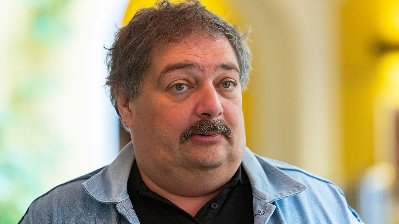 Писатель Дмитрий Быков объявлен в международный розыск за распространение фейков про ВС РФ Следком СК РФ сообщил об окончании расследования в отношение писателя Дмитрия Быкова его заочно арестовали и объявили в международный розыск Он проходит по делам о фейках про российскую армию и уклонении от исполнения обязанностей иноагента признан иноагентом на территории РФ Подписывайся на Голос страны