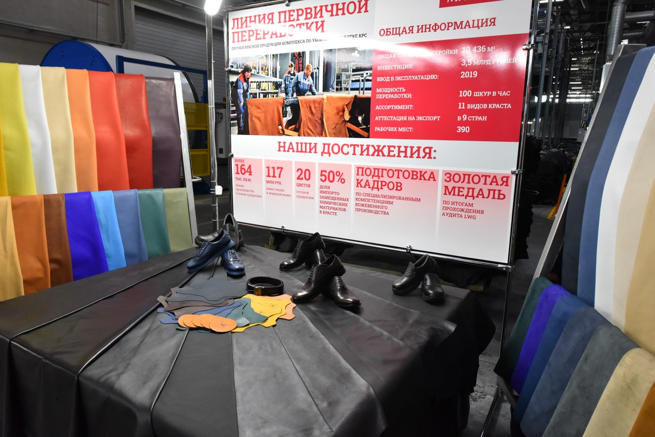 Посетили производственные площадки АПХ «Мираторг». Компания создала с нуля крупнейшее в Европе вертикально интегрированное производство высококачественной говядины «от поля до прилавка» с центром в Брянской области и коренным образом развернула отношение к животноводству. «Брянская мясная компания» специализируется на производстве высокопродуктивного скота мясного направления и имеет статус племенного репродуктора по разведению абердин-ангусской породы. Вместе с Оксаной Николаевной осмотрели откормочную площадку для КРС «Фидлот-1», кожевенный завод и высокотехнологичное предприятие по переработке мяса. БОГОМАЗ. Подписаться.