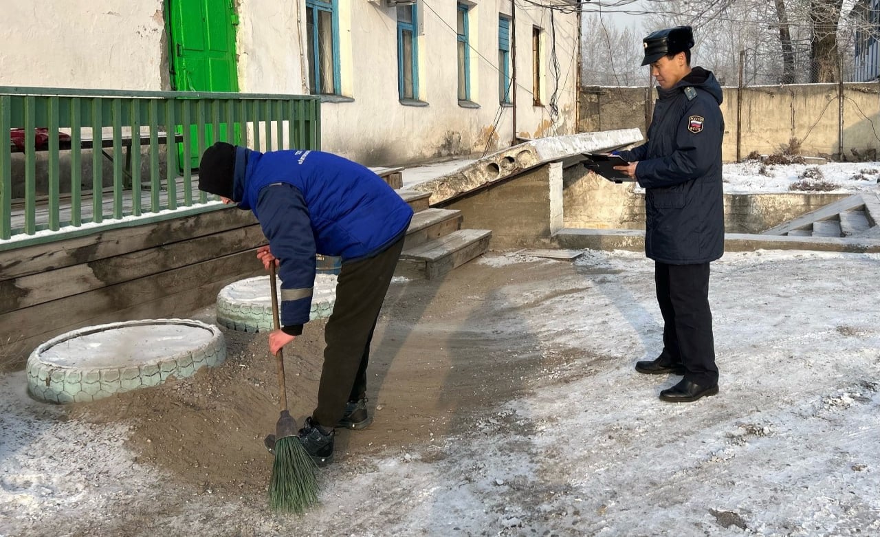 В Кызыле найден алиментщик-должник, которому предстоит отработать 80 часов обязательных работ   В Кызыле 38-летний должник по алиментам был найден после долгих попыток скрыться от судебных приставов и теперь отрабатывает 80 часов обязательных работ.  Судебные приставы назначили его в Автоколонну 17, где он занимается ремонтом транспорта и мойкой автобусов. Это служит наглядным примером того, что уклонение от уплаты долгов ведет к принудительным мерам.  За последние 10 месяцев судебные приставы завершили более 400 исполнительных производств, связанных с обязательными работами.  Данчыыр Куулар, судебный пристав-исполнитель города Кызыла, подчеркивает: «Такие меры призваны мотивировать должников к скорейшему исполнению своих обязательств. Если имеются задолженности, настоятельно рекомендуем найти время и средства для их погашения. Избегайте неприятных последствий. Как показывает практика, ни один должник не останется незамеченным».  По данным УФССП России по РТ  Фото из открытых источников