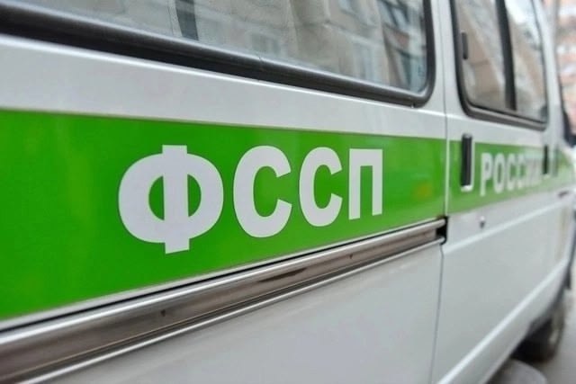 Приставы заставили горе строителя вернуть 2 5 миллиона за развалившийся дом Жительница региона подала иск к индивидуальному предпринимателю выполнившему работы по договору подряда По словам женщины она полностью оплатила строительство дома более 2 млн рублей однако объект оказался недостроенным Экспертиза выявила многочисленные нарушения некачественный фундамент отсутствие отмостки и водосточной системы ошибки в монтаже кровли трещины в стенах нарушения в установке стропильной системы и мауэрлатов По мнению специалистов в таком виде дом небезопасен и непригоден для проживания Стоимость устранения всех выявленных недостатков оценена более чем в 2 миллиона рублей Истец утверждает что неоднократно пыталась урегулировать вопрос мирным путём однако подрядчик уклонялся от исправления ошибок и не предоставил акт сдачи приёмки работ Ответчик напротив настаивает что все обязательства были выполнены и оплачены ещё в 2019 году а претензии спустя четыре года злоупотребление правом Он считает что истцом пропущен срок исковой давности а часть недостатков связана не с качеством строительства а с тем что дом долгие годы не использовался Судья Псковского районного суда Псковской области рассмотрев материалы дела обязал подрядчика выплатить денежные средства для устранения недостатков Исполнительный документ имущественного характера в отношении 35 летнего подрядчика поступил на исполнение в отделение судебных приставов города Пскова 2 В срок отведенный для добровольного погашения задолженности должник решение суда не исполнил Это повлекло за собой ряд негативных последствий Судебным приставом был наложен арест на банковские счета гражданина Кроме этого с псковича был взыскан исполнительный сбор в размере 7 от общей суммы задолженности Меры принудительного исполнения положительно повлияли на скорость возмещения компенсации и вскоре положенные денежные средства в размере 2 миллиона 500 тысяч рублей были переведены взыскательнице