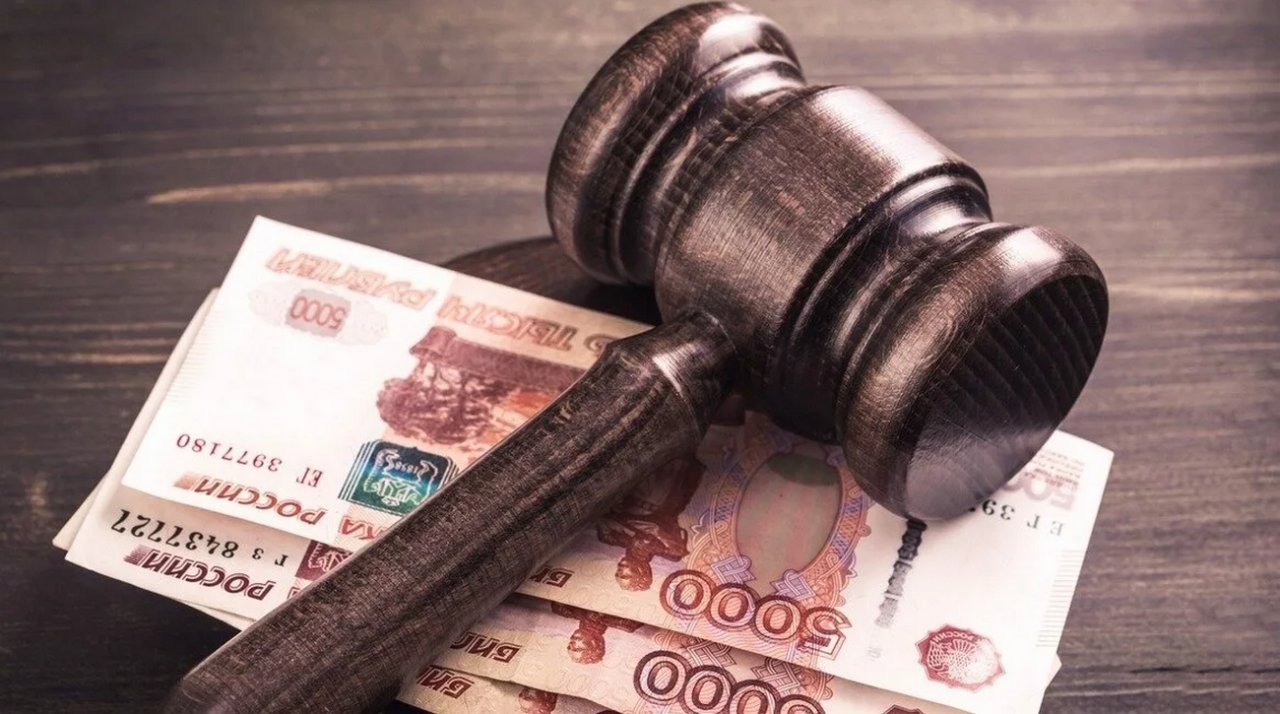 Хабаровчанина оштрафовали за призывы к теракту Как сообщает пресс служба следственного комитета 33 летний житель Хабаровска придерживаясь негативного отношения к действующей государственной власти РФ и ее представителям в одном из интернет мессенджеров вступил в группу в которой публиковалась информация освещающая события специальной военной операции В июне 2023 года он разместил в этой группе негативный текстовый комментарий призывающий совершить террористический акт на одном из транспортных объектов страны В итоге хабаровчанин попал в поле зрения ФСБ и на него возбудили уголовное дело по ч 2 ст 205 2 УК РФ публичные призывы к осуществлению террористической деятельности совершенные с использованием информационно телекоммуникационной сети Интернет Приговором суда ему назначено наказание в виде штрафа на сумму 600 тысяч рублей Подписаться на KOMSAGRAM Прислать новость
