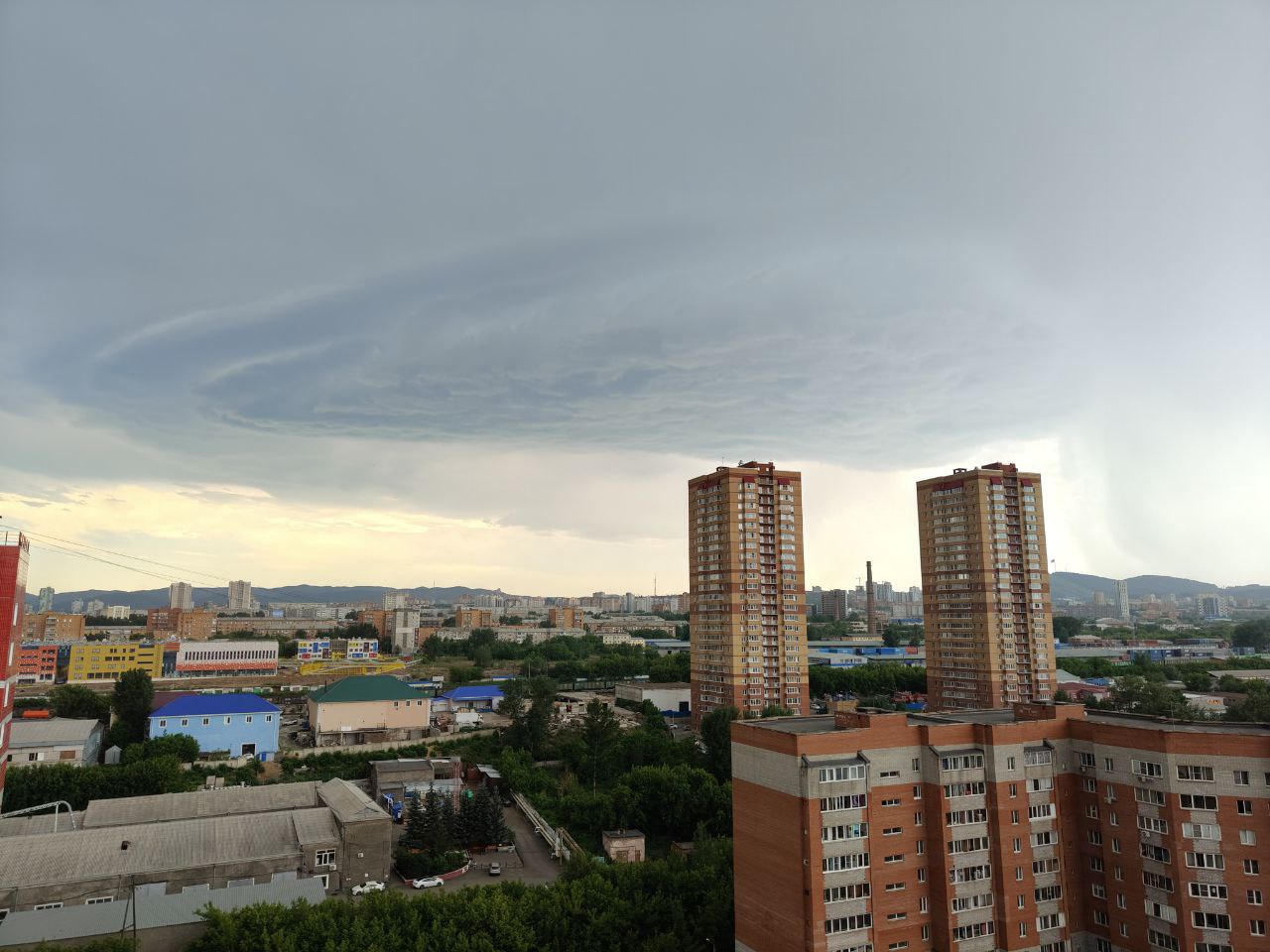 Непогода в Красноярске Минут 15 назад над городом сгустились тучи, образовалось облако-воронка. Сейчас в краевом центре идет ливень. Очевидцы сообщают, что Студгородок, Ветлужанку и правый берег застал и град.