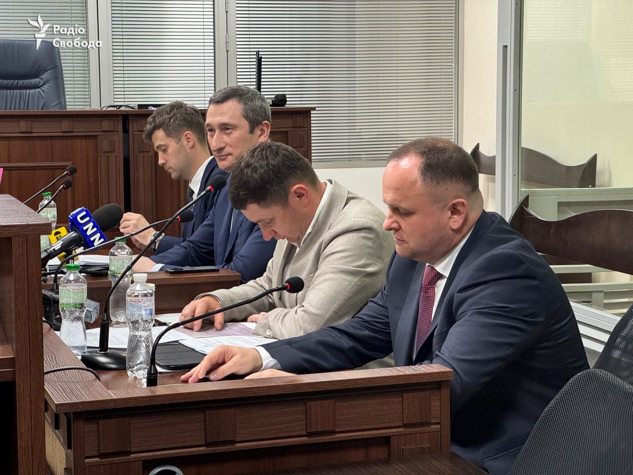 Суд избрал меру пресечения вице-премьеру Алексею Чернышову – 120 млн грн залога, запрет на выезд за границу без разрешения и обязательство являться по вызову следствия.  Прокуратура настаивала именно на такой сумме залога, поскольку считает, что Чернышов может влиять на следствие благодаря своей высокой должности и связям. Адвокаты же эти риски отрицают и отмечают, что счета их подзащитного арестованы, а подозрение – необоснованное, передает корреспондент Радіо Свобода.  Чернышова подозревают в злоупотреблении служебным положением и получении неправомерной выгоды в особо крупном размере во время работы министром развития общин и территорий.  Министр не согласен с выдвинутым в его адрес подозрением. Он считает, что для этого нет объективных оснований. Отмечает, что события, о которых идет речь, произошли более 3-х лет назад, и за это время его ни разу не приглашали к участию в процессуальных действиях. Также его защита утверждает, что, мол, не существует никаких доказательств, которые бы подтверждали причастность министра к этому делу.