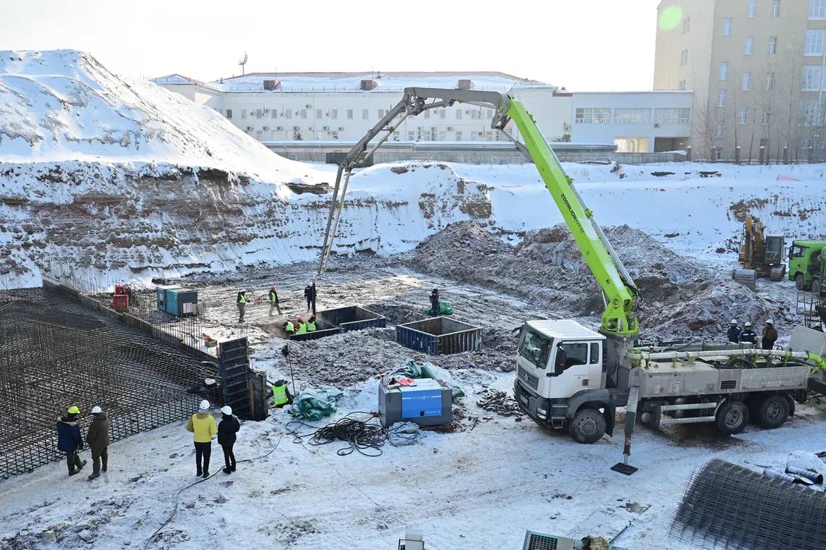 В Уфе началось строительство второй очереди студенческого кампуса Евразийского научно-образовательного центра  В церемонии заливки бетона для башни «Альфа» участвовали глава республики Радий Хабиров, премьер-министр башкирии Андрей Назаров и заместитель министра науки и высшего образования РФ Айрат Гатиятов. Строительство семи башен и инфраструктуры должно завершиться в 2027 году.  Хабиров отметил, что кампус изменит инфраструктуру высшей школы республики и создаст почти 4,5 тыс. мест для студентов. Он подчеркнул, что это будет комфортное пространство для жизни и учебы с доступом ко всем основным объектам города.  Заместитель министра выразил уверенность, что строители успеют завершить проект в срок. Вторая очередь кампуса будет состоять из семи башен высотой от 10 до 29 этажей, общей площадью 99,7 тыс. кв. м. Здесь будут жилые помещения, учебные классы, лаборатории, спортивные объекты, места для питания и подземный паркинг.  Общая стоимость строительства кампуса составляет 27,4 млрд рублей, а его площадь — 142,7 тыс. кв. м, из которых 78,3 тыс. кв. м отведены под жилье.    Обратная связь   Подписаться