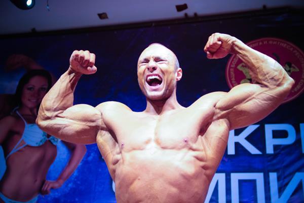 Бодибилдер из Коми Никита Ткачук умер в 34 года У спортсмена отказало сердце. Никиту Ткачука экстренно госпитализировали 16 мая и ввели в медикаментозную кому. Со слов супруги спортсмена Марии, из нее он уже не вышел: отказали почки, случился отек легких и не выдержало сердце. «Никита, мой любимый муж, умер... 17 мая 2025. Отказали почки, отек легких и не выдержало сердце. За год было много испытаний. Ресурсы закончились... Пока нет других слов, только шок...» — цитирует издание. Никита Ткачук родился в Воркуте в 1990 году. С юности занимался спортом, ходил в тренажерный зал. После переезда в Ухту попал в зал к пауэрлифтерам, где ему понравилось. В 2011 году Никита получил звание мастера спорта с показателями: становая тяга – 350 кг, присед – 360 кг и жим 210 кг. Он выступал и в силовом экстриме, где также показывал хорошие результаты. По данным The Voice, в 2015 году, когда спортсмен уже жил в Санкт-Петербурге, он подписал контракт с фармакологической компанией и начал делать инъекции для ускоренного наращивания мышечной массы. В результате бодибилдер сильно подорвал свое здоровье и перенес четыре операции. В его крови почти не осталось эритроцитов. В итоге Никита столкнулся с малокровием и огромным количеством тромбоцитов.