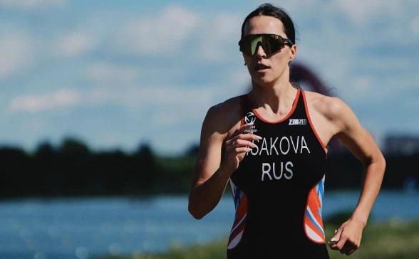 Российская триатлонистка взяла серебро на чемпионате Европы в Стамбуле Диана Исакова показала второй результат он составил 1 час 55 минут 41 секунду Первой финишировала представительница Бельгии Йолин Вермейлен с результатом 1 час 55 минут 34 секунды Третьей стала британка Тилли Анема её время 1 час 55 минут 44 секуны Дистанция триатлона состоит из плавания на 750 метров велогонки на 20 километров и забега на пять километров Подпишись на Говорит Москва