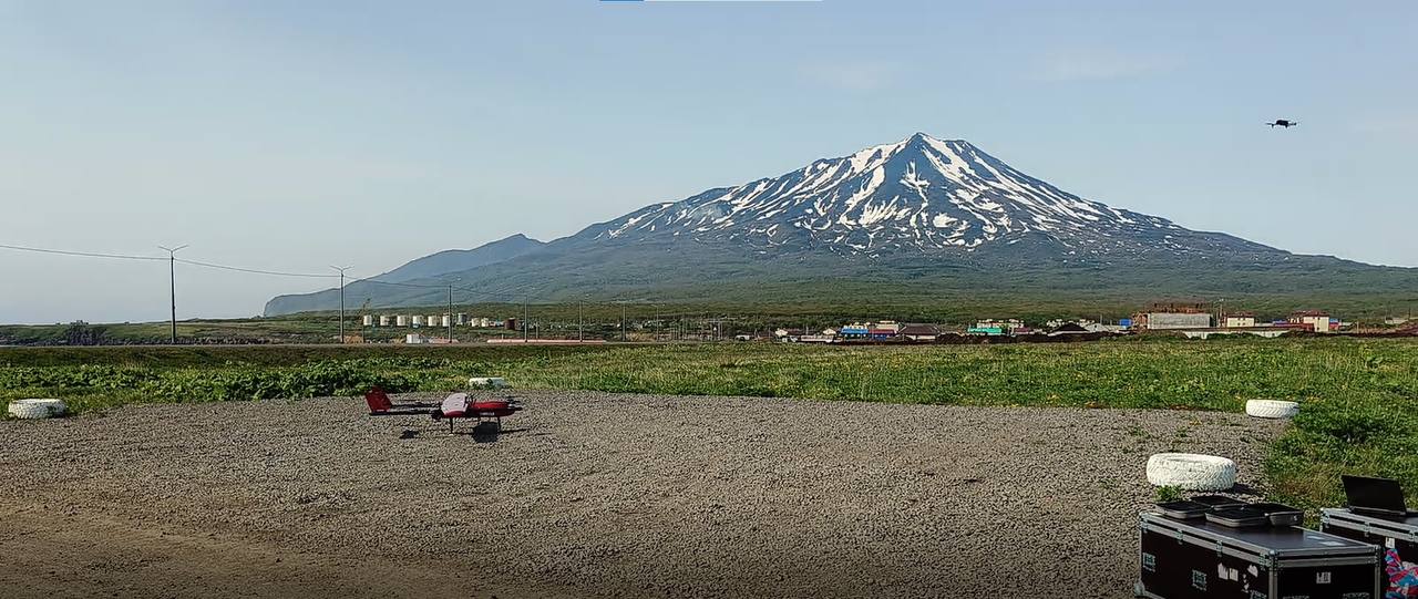 В Курильском районе протестировали беспилотную систему доставки биоматериалов По поручению губернатора Сахалинской области Валерия Лимаренко в Курильском районе проводится создание системы беспилотной доставки биоматериалов. Это первая система такого рода не только в Сахалинской области, но и на всём Дальнем Востоке. После успешного завершения всех тестов и запуска проекта, система должна решить одну из ключевых проблем – обеспечить жителей отдалённых сёл качественными медицинскими услугами. Реализация этого проекта позволит жителям Курильского района больше не ездить в центральную больницу округа для сдачи анализов, их можно будет сдать прямо в сельской амбулатории, по месту проживания. "В минувшие выходные выполнили четыре полета по условному сценарию доставки медикаментов из ЦРБ до ФАП с помощью БПЛА. Выбрали один из самых проблемных маршрутов, по которому на транспортировку лекарств наземным транспортом уходит много времени. Все полеты прошли хорошо, при этом нам еще есть к чему стремиться. В этом и заключаются тестовые полеты. Для того, чтобы отработать технологию, которая станет совершенной и отказоустойчивой", – прокомментировал генеральный директор НПЦ «Крылья Сахалина» Виктор Грицаенко. Один из тестировщиков, оператор БПЛА НПЦ «Крылья Сахалина» Данил, сообщил, что используемые дроны способны перемещаться по заранее подготовленному маршруту под управлением оператора со скоростью до 27 метров в секунду в зависимости от погодных условий . Они также могут перевозить полезный груз весом до 5 килограммов. Отмечается, что полёт дрона от точки запуска в городе Курильске до села Горячие Ключи занимает около 22 минут. Это значительно быстрее, чем поездка пациента в центральную районную больницу для выполнения аналогичной задачи. Фото: НПЦ "Крылья Сахалина" #Итуруп #Курильскийрайон