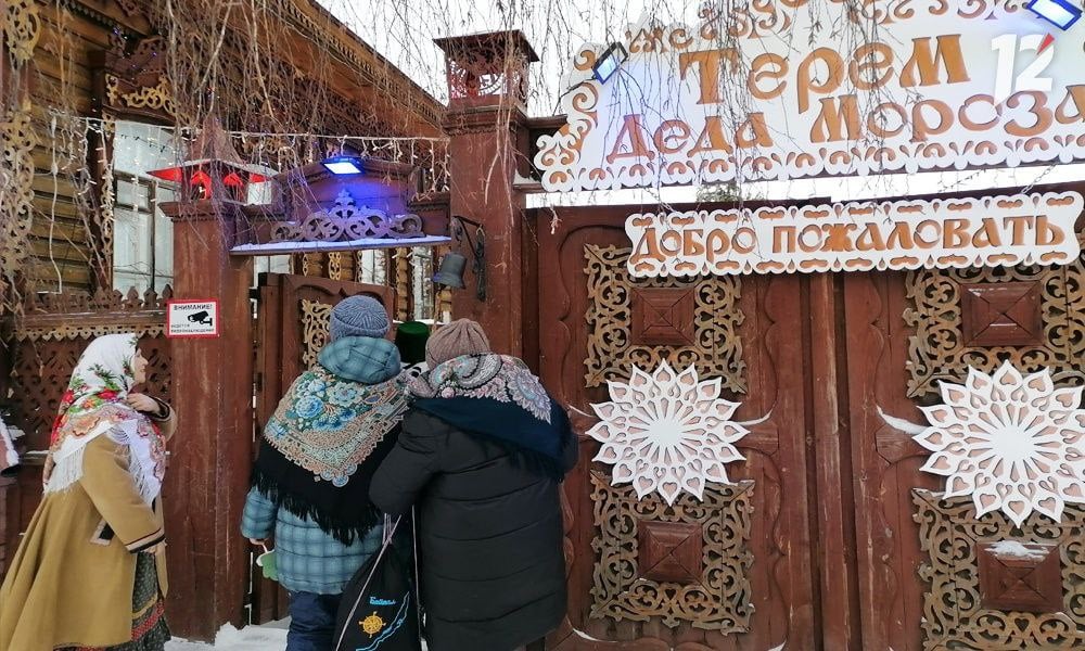 Юные омичи вновь смогут посетить Деда Мороза в новогодние праздники  Новогодние программы начнутся уже с 15 декабря. Для гостей готовят запоминающиеся представления и мастер-классы. На территории «Старины сибирской» возведут ледовый дворец с горками разной высоты. Можно будет прокатиться по зимнему Большеречью на санях.  Интерактивные площадки с любимыми сказочными персонажами будут работать до 31 января. Вход на некоторые доступен только по предварительной записи. Полное расписание активностей можно узнать сайте музея «Старина Сибирская».