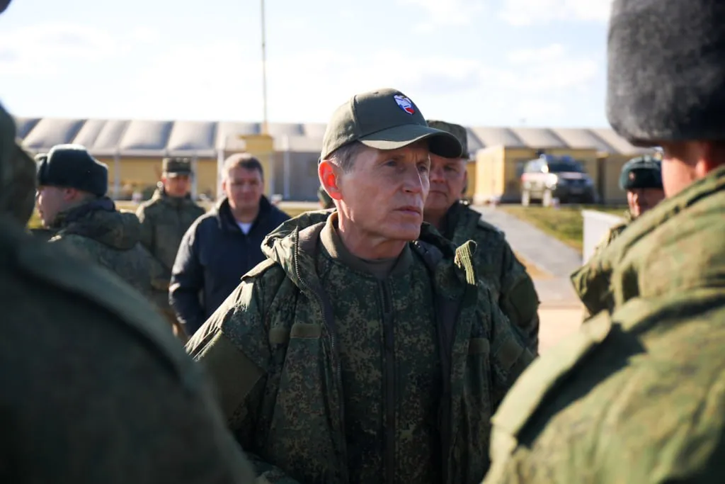 Приморье имеет один из самых больших в стране пакетов мер поддержки участников СВО На заседании Совета председателей представительных органов муниципальных и городских округов при Законодательном Собрании края главы и депутаты рассмотрели взаимодействие госорганов и муниципалитетов при реализации мер поддержки участников СВО и их семей О необходимости выстраивания комплексной реабилитации вернувшихся с фронта на муниципальном уровне неоднократно говорил губернатор Приморского края Олег Кожемяко С 2022 года на поддержку участников СВО и их семей было выделено 41 млрд рублей из бюджета Приморского края На 2026 год в Приморье действует 35 мер поддержки участников СВО и их близких Дети участников СВО погибших или ставших инвалидами первой группы получают право на жильё при достижении 18 лет или продолжении обучения по очной форме до 23 лет Уже 378 детей получили квартиры в 2026 году планируется обеспечить жильём 445 детей Дети участников СВО приоритетно принимаются в детские сады и посещают их бесплатно Школьникам организуют группы продлённого дня бесплатное питание в школах и средних профессиональных учебных заведениях Также дети бесплатно посещают спортивные секции и кружки Участники СВО и члены их семей супруги дети до 18 лет дети инвалиды старше 18 лет дети до 23 лет обучающиеся очно родители участника СВО проживающие совместно получают медицинскую помощь в приоритетном порядке бесплатно и без очереди Почти 500 участников СВО трудоустроены Принят закон о квотировании рабочих мест для ветеранов боевых действий Предусмотрена финансовая помощь для организации предпринимательской деятельности и самозанятости 250 тысяч рублей Для ветеранов СВО ведены налоговые льготы действует программа предоставления земельных участков Участники СВО и их семьи имеют право на бесплатную юридическую помощь В регионе учреждена должность регионального уполномоченного по вопросам взаимодействия с участниками СВО А за каждой семьёй участника СВО закреплён социальный координатор из филиала фонда Защитники Отечества Приморье Подписывайтесь на Недальний Восток в Max