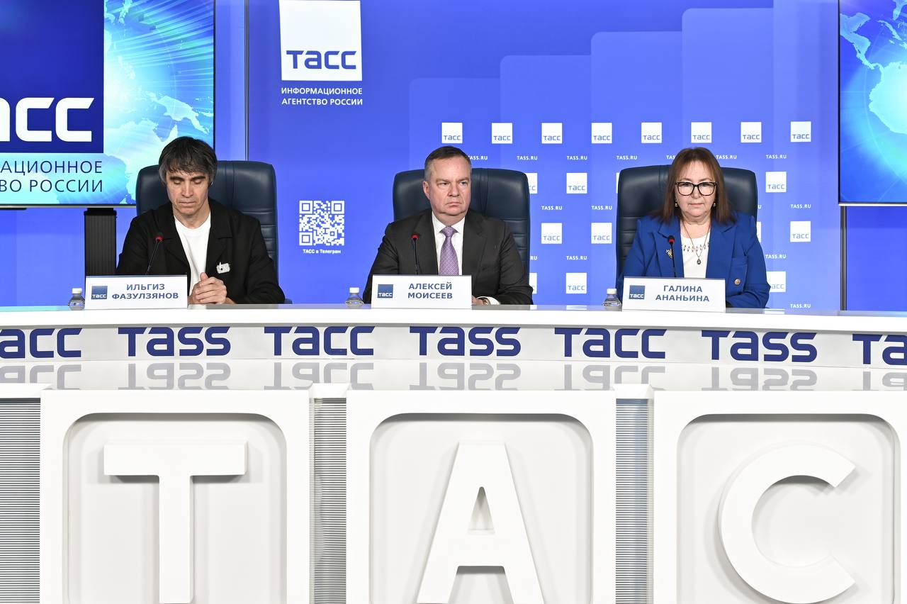 Алексей Моисеев Каждый седьмой россиянин приобрел ювелирное изделие в 2025 году 24 миллиона изделий произвели российские ювелиры в прошлом году значит каждый седьмой человек в стране купил ювелирное украшение Такую статистику привел заместитель министра финансов Алексей Моисеев выступая на пресс конференции в ТАСС посвящённой итогам 2025 года в ювелирной отрасли Говоря о проделанной работе Алексей Моисеев отметил что были введены меры для защиты ювелирного рынка от подделок Теперь каждый гражданин может быть уверен в том что приходя в магазин покупает подлинное изделие Главное из выступления Завершена маркировка остатков ювелирных изделий Все изделия которые не промаркированы подделка Разработана и подготовлена к внедрению нормативная база по подтверждению характеристик ювелирных изделий которые ввозятся в Россию Для этого создано несколько лабораторий Подписано Соглашение между Россией и Беларусью о создании единого рынка драгоценных металлов драгоценных камней и изделий из них Необходимо введение международного стандарта по четкому разграничению природных и синтетических бриллиантов Разрабатывается проект указа который будет предлагать пошлины на экспорт сырых необработанных алмазов Цель поддержка отечественной гранильной отрасли Замминистра финансов также привел статистику всего в 2025 года россияне купили до 50 тонн золота В основном покупают слитки а люди со средним уровнем достатка монеты   Минфин России в MAX МинфинСообщает