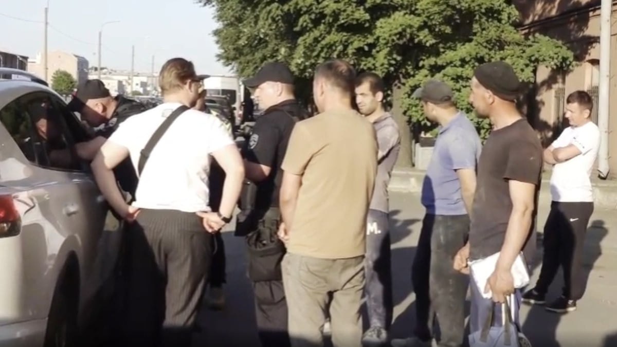 Более 300 граждан проверили во время миграционного рейда в центре Петербурга Полиция Санкт-Петербурга провела рейд, проверив более 300 граждан на нарушения миграционного законодательства. В отдел доставили 26 иностранцев, сообщили в МВД РФ. Рейд проводился у станции метро «Технологический институт» и на набережной Обводного канала. Из 54 мигрантов у 26 выявили нарушения, их привлекли к административной ответственности. Нескольких человек уведомили о сокращении срока пребывания в России. Госавтоинспекция проверила 217 транспортных средств, зафиксировав около 20 нарушений ПДД. Остановлен автомобиль с признаками изменения VIN, его направят на экспертизу. Фото: Пресс-служба ГУ МВД по Санкт-Петербургу и Ленинградской области