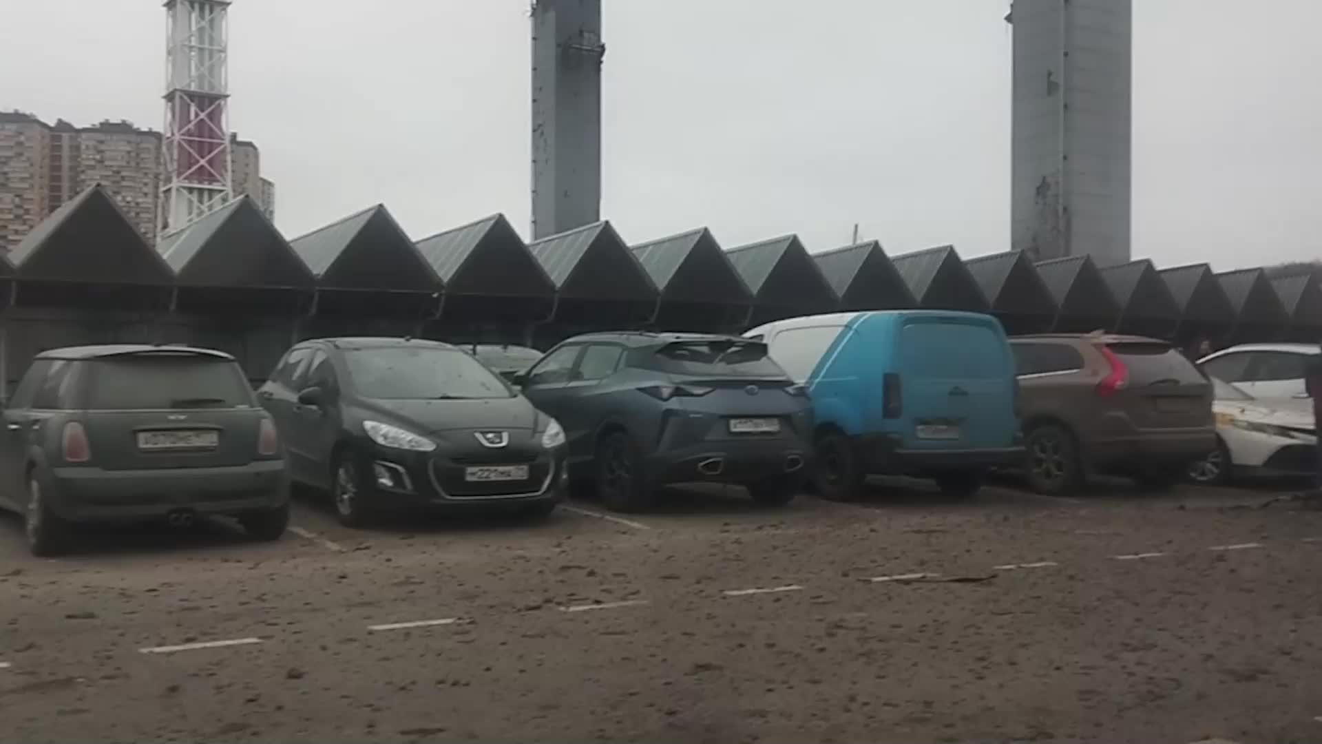 Обрушение комплекса Снежком в Красногорске: два пострадавших и поврежденные автомобили