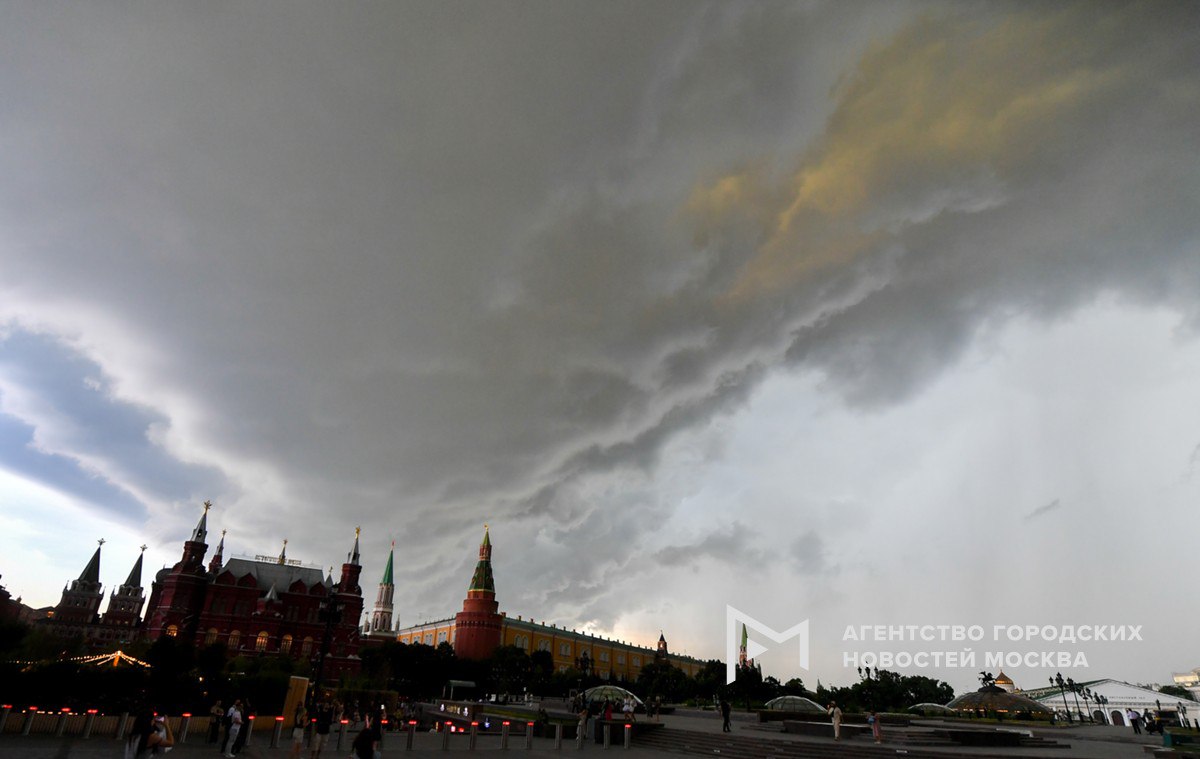 1 2 3 4 Весна попрощается с Москвой грозой и дождями, при этом 31 мая в столице будет жара до +28. Об этом сообщила синоптик Татьяна Позднякова. В целом, по ее словам, в связи с изменениями климата в Москве все чаще происходят неблагоприятные погодные явления – ливни, грозы и шквалистый ветер. А еще зима стала короче, весна наступает раньше, лето длится дольше, вместе с тем всплески аномальной жары и резкие перепады температуры стали нормой, а не исключением. По прогнозам, этим летом температура в городе превысит норму на 1–1,5 градуса, велика вероятность, что даже в июне максимальная температура воздуха несколько дней будет достигать +30. «Москва»