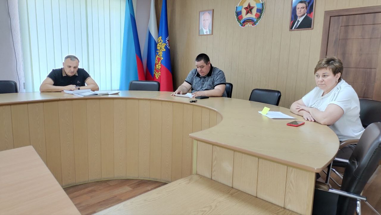 В Ровеньках обсудили вопрос обеспечения пожарной безопасности в пожароопасный период 2025 года! Состоялось заседание комиссии по ТЭБ и ЧС под руководством Главы городского округа город Ровеньки. Главная тема – обеспечение пожарной безопасности. Участвовали представители Администрации и начальники отделов жизнеобеспечения посёлков и села Благовка. Особое внимание уделили контролю за минерализованными полосами и персональной ответственности начальников отделов за мониторинг ситуации на местах. Оперативное реагирование – ключевой фактор! Приняты решения по: Усилению работы с населением по недопущению сжигания мусора и травы. Строгому соблюдению алгоритма действий при пожарах. Только вместе обеспечим безопасность нашего городского округа