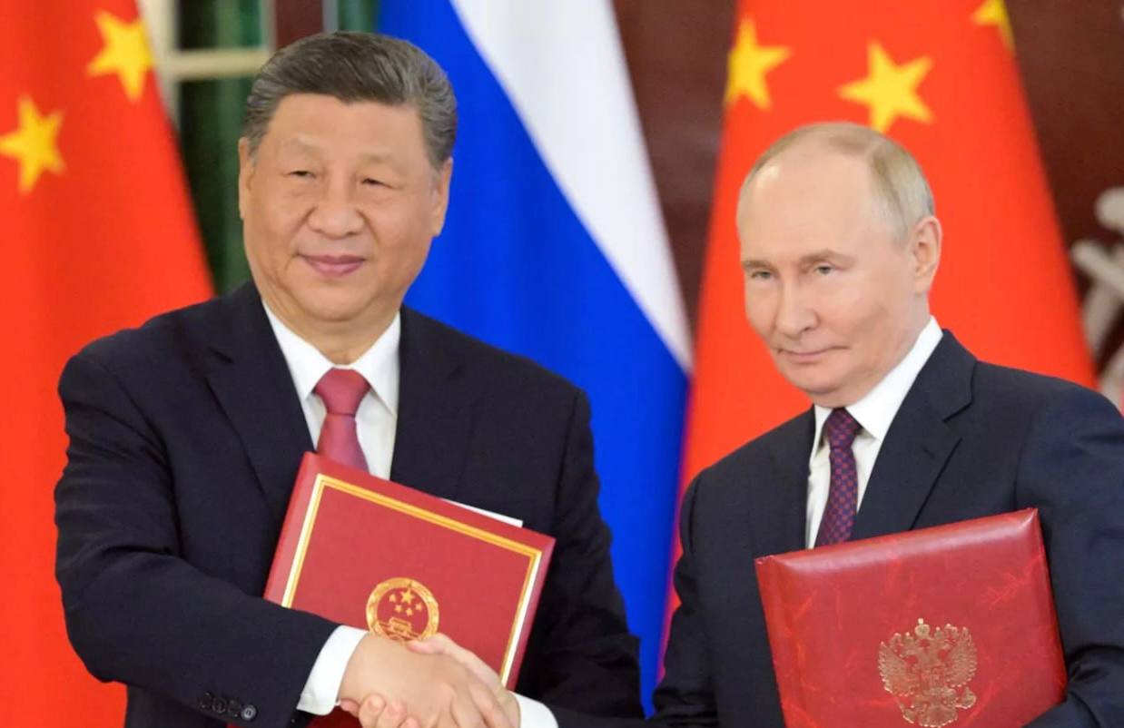 Масштабная программа США "Золотой купол" носит "глубоко дестабилизирующий характер", говорится в совместном заявлении России и Китая. Проект придает импульс дальнейшему развитию средств достартового поражения ракетных вооружений. "Золотой купол" может привести к размещению оружия в космосе и превратит его в "арену вооруженного противоборства", следует из документа. Ранее американское МО объявило о приеме заявок от оборонных подрядчиков на участие в разработке ПРО следующего поколения.