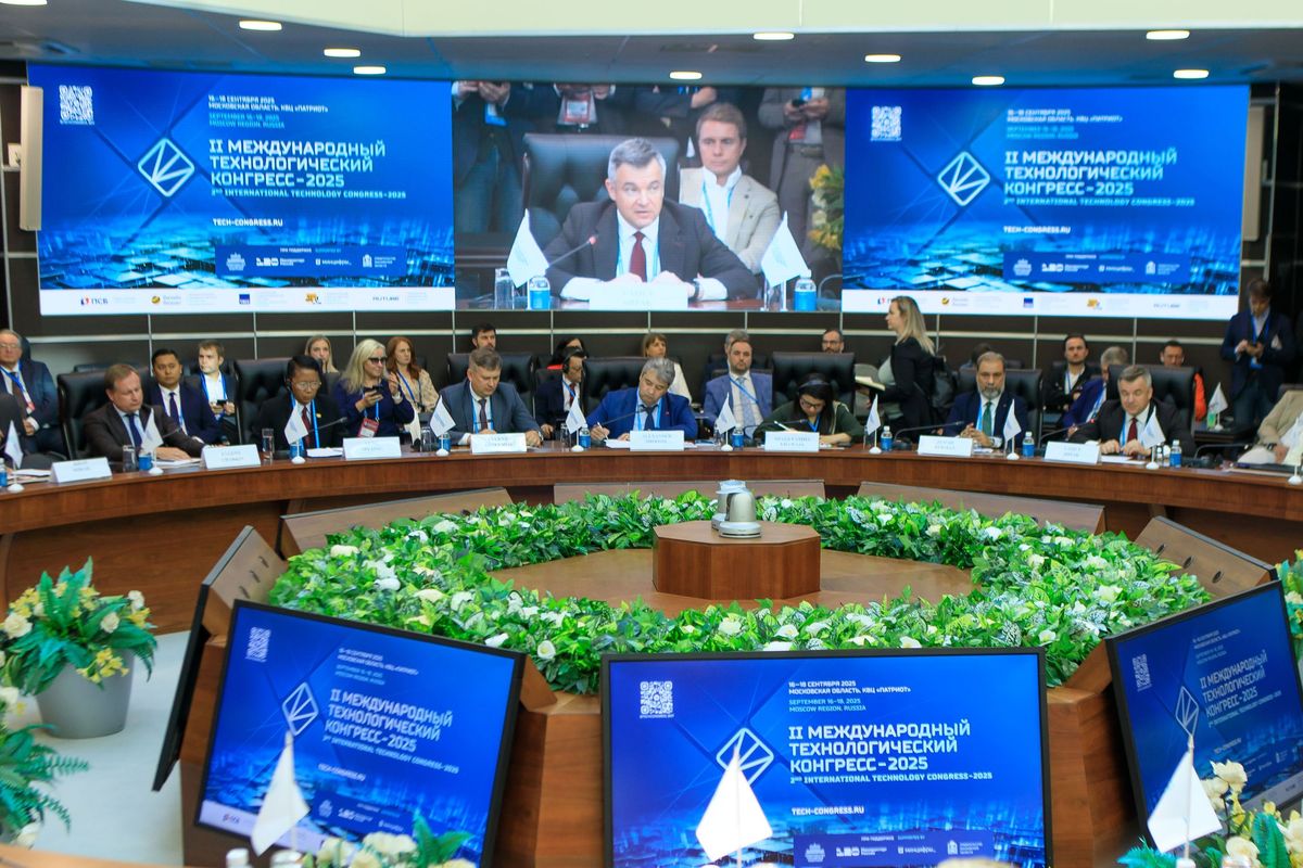 Росатом принял участие во II Международном технологическом конгрессе Директор по информационным и цифровым технологиям госкорпорации Евгений Абакумов выступил на пленарной сессии Цифровой компас ШОС Диалог партнеров курс на доверенные технологии где представители разных стран обсудили как развивать цифровое сотрудничество и создавать безопасную технологическую среду с учетом интересов всех государств В своем выступлении он подчеркнул что для критически важных отраслей в том числе для атомной энергетики ключевыми условиями для внедрения искусственного интеллекта остаются доверие устойчивость и технологический суверенитет Ключевым направлением становится развитие доверенного искусственного интеллекта который открывает новые возможности для энергетики ИИ позволяет эффективно обрабатывать большие массивы данных совершенствовать процессы проектирования инжиниринга и строительства оптимизировать работу сложных технологических объектов Мы стремимся создать интегрированную инфраструктуру ИИ для развития цифровой экономики уделяя особое внимание технологическому суверенитету и прозрачности решений сказал Евгений Абакумов Подробности на сайте Подписывайтесь на Росатом Оставляйте бусты новость