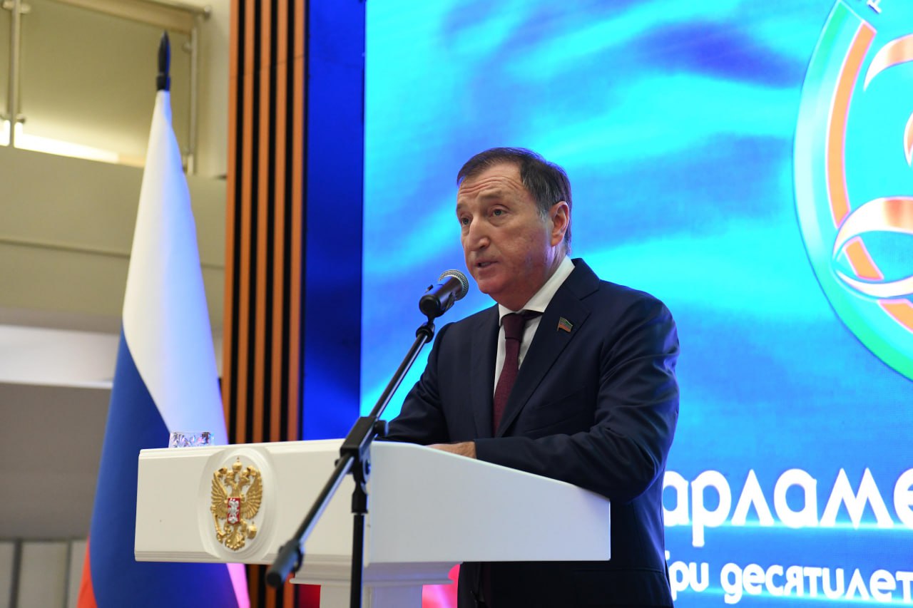 Спикер парламента Дагестана Заур Аскендеров рассказал что послужило причиной создания Экспертного совета по вопросам социальной медицинской и реабилитационной помощи детям с ОВЗ В Дагестане к сожалению более 100 тысяч детей с психо неврологическими патологиями Как отмечают специалисты тенденция роста разного рода заболеваний продолжается Мы с коллегами проанализировав ситуацию посещая центры решили что эту работу необходимо координировать И создание Экспертного совета вызвано этой необходимостью Это позволит сообща обсуждать и решать насущные проблемы подчеркнул спикер дагестанского парламента Заур Аскендеров отметил что в состав совета войдут специалисты представители органов власти общественных организаций благотворительных фондов и меценаты Спикер парламента также обозначил несколько главных задач Экспертного совета содействие в оказании социальной медицинской и реабилитационной помощи детям данной категории разработка и внесение предложений по совершенствованию нормативной правовой базы регулирующей оказание этой помощи оказание меценатской помощи детям с ограниченными возможностями здоровья и оставшихся без попечения родителей обсуждение и принятие решений по приоритетным направлениям и реализации мероприятий по вопросам помощи таким детям Фото РИА Дагестан