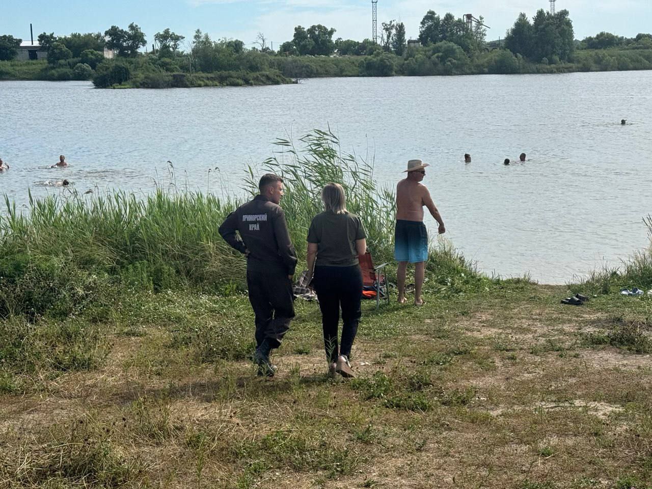 В Спасске-Дальнем ребëнок чуть не утонул на запрещённом пляже В неофициальных местах отдыха велик риск несчастных случаев ⏺На карьере Воскресенка волонтëры спасли ребёнка, которого отец потерял из вида. ⏺Приморцев просят соблюдать меры безопасности на воде и внимательно следить за детьми. 25 РЕГИОН Подписаться