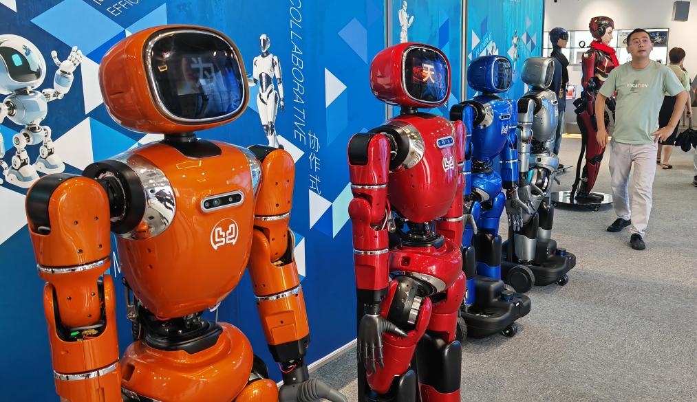 В Шэньчжэне открылся первый в мире 6S-магазин роботов  [Media]   Шэньчжэнь, 29 июля /Синьхуа/ -- В районе Лунган города Шэньчжэнь /провинция Гуандун, Южный Китай/ в понедельник открылся 6S-магазин роботов который является первым подобным магазином в мире.  Как заявили в управляющей компании Shenzhen Future Times Robotics Co., Ltd., 6S-магазин роботов, созданный на основе традиционной модели автомобильного магазина 4S /продажа, запчасти, обслуживание, обратная связь/, предлагает две дополнительные услуги: прокат и изготовление по индивидуальному заказу. -0-  2025-07-29 13:48:17 [Full Text]