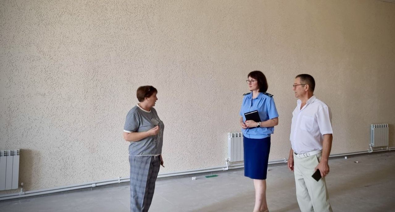 Прокуратура осуществляет надзорное сопровождение реализации национального проекта «Семья» Прокуратура Туркменского района провела проверку исполнения законодательства о контрактной системе в сфере закупок товаров, работ, услуг для обеспечения муниципальных нужд. Установлено, что в рамках регионального проекта «Семейные ценности и инфраструктура культуры» национального проекта «Семья» между МКУК «Межпоселенческая центральная библиотека» и индивидуальным предпринимателем заключен контракт на выполнение работ по капитальному ремонту здания на общую сумму более 9,4 млн рублей. Прокурором района Людмилой Пустовойт осуществлен выезд на место проведения работ, в ходе которого произведен осмотр объекта, подрядчик заслушан о ходе выполнения ремонта. Особое внимание уделено срокам и качеству исполнения обязательств. Работы по второму этапу контракта на момент проверки не исполнены. В целях своевременного завершения ремонтных работ подрядчику объявлено предостережение о недопустимости нарушения закона.