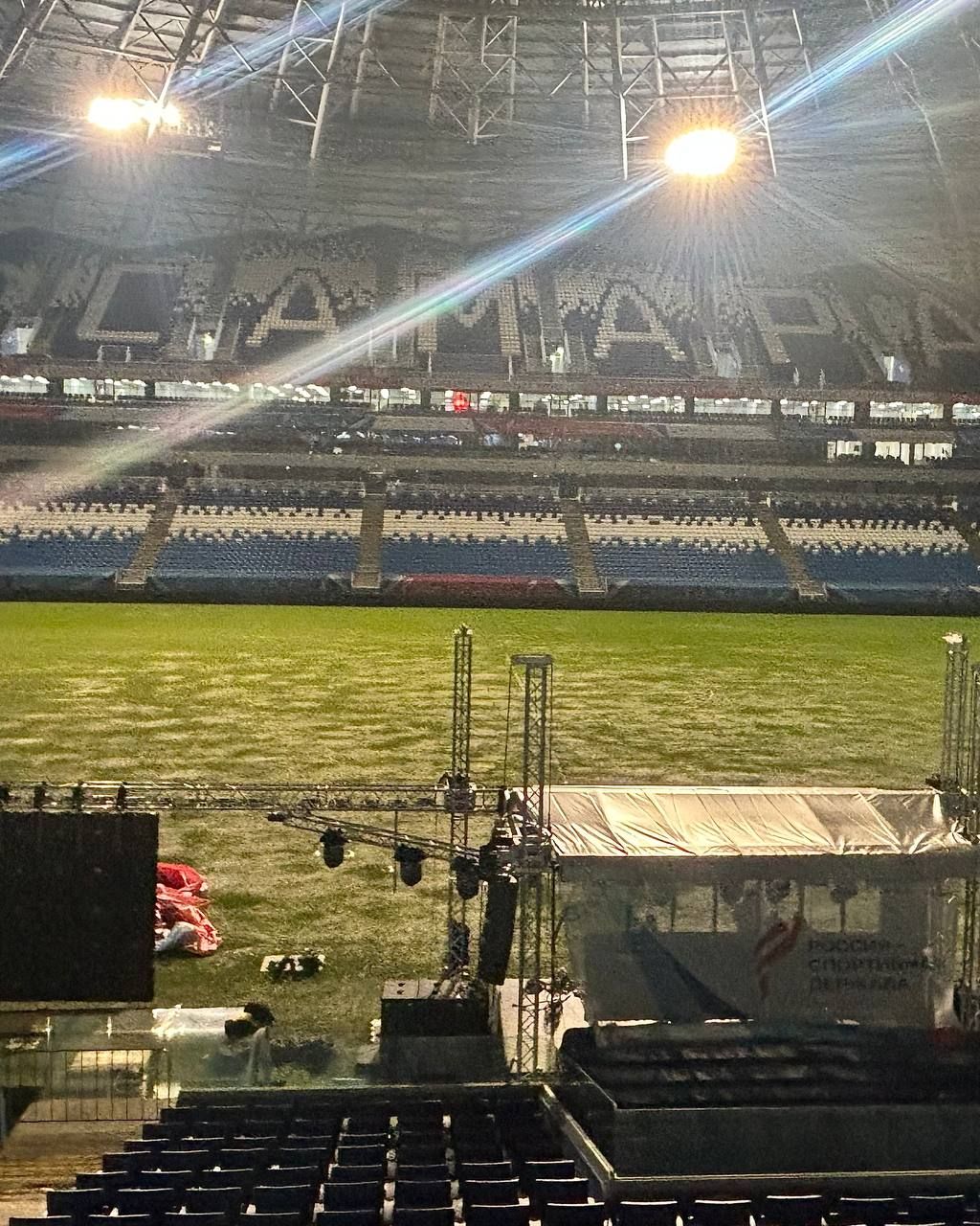 Игру РПЛ Крылья Зенит могут перенести из Самары из за состояния поля РПЛ в курсе ситуации и уже инициировала необходимые процедуры согласно регламенту Завтра наши эксперты проведут детальную проверку поля Одновременно мы ведём переговоры с Крыльями Советов и Зенитом и прорабатываем различные сценарии решения ситуации чтобы минимизировать неудобства для болельщиков и обеспечить равные условия для обеих команд сообщили Sport24 в РПЛ