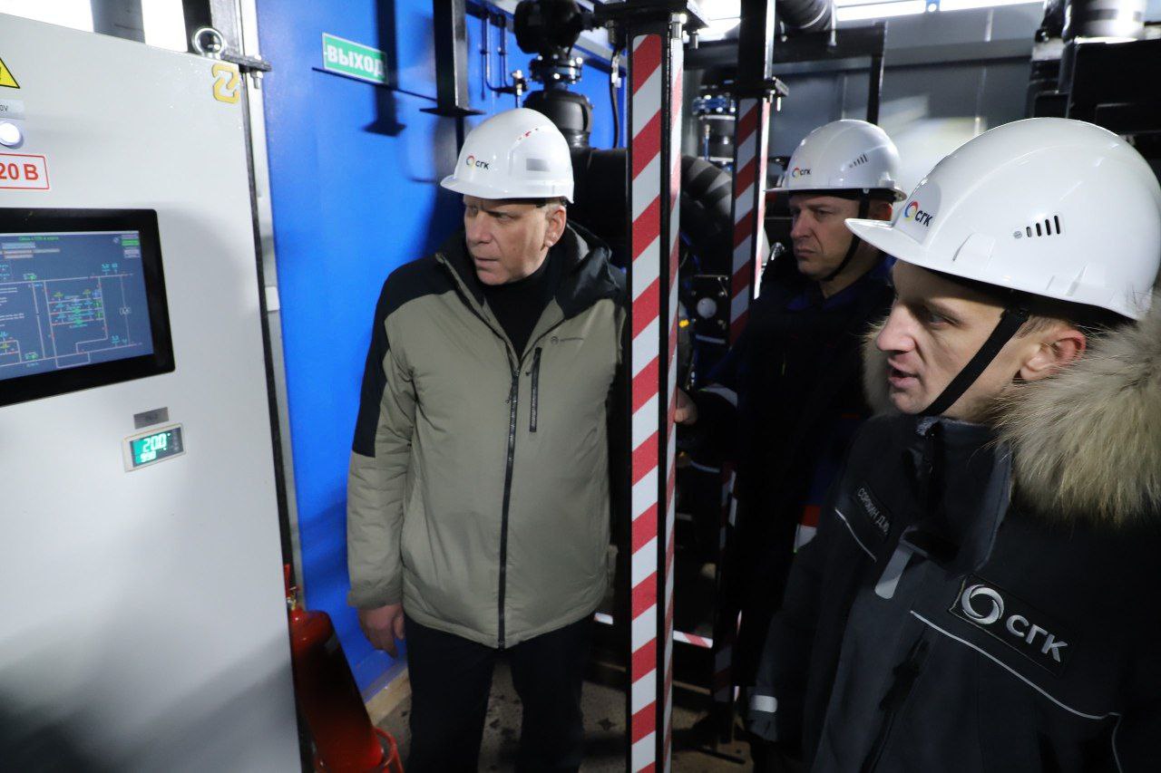 Котельная в поселке Строителей в Канске больше не дымит Теперь 34 жилых дома и 4 социальных объекта получают тепло и горячую воду от Канской ТЭЦ Для этого мы построили новую теплотрассу длиной 6200 метров и установили современный тепловой пункт Он оснащен пятью насосами и полностью автоматизирован что позволяет диспетчеру управлять оборудованием удаленно Работу оборудования проконтролировал глава Канского муниципального округа Константин Ковалев Напоминаем что программа обновления системы теплоснабжения в Канске стартовала в 2020 году одновременно с аналогичной программой в Красноярске На данный момент замещены и реконструированы 11 неэффективных котельных а также построено и отремонтировано около 50 км теплосетей 3 км в этом году На очереди еще 4 котельные которые пройдут глобальную модернизацию в 2026 году и один объект который готовится к замещению