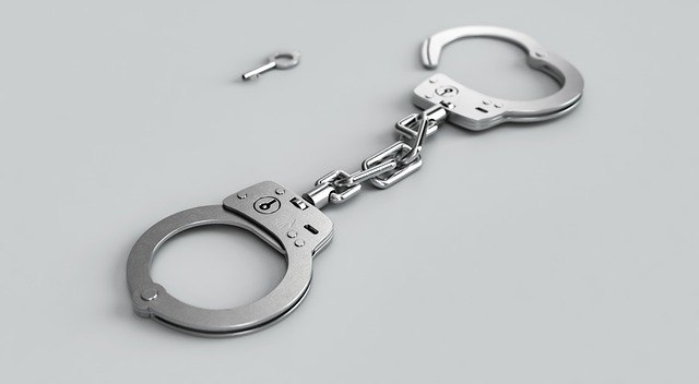 Хищение на 1 млрд рублей: ФСБ провела обыски у руководителей и собственников трех подшипниковых заводов Сотрудниками УФСБ России по Ростовской области во взаимодействии с ГВСУ Следственного комитета РФ проведены масштабные обыски у руководителей и собственников трех подшипниковых заводов ООО «10 ГПЗ» Ростов-на-Дону , ОАО «ОК-Лоза» Сергиев Посад , ООО «ГПЗ-2 Тверь» по факту хищения свыше 1 млрд рублей из средств государственного оборонного заказа. Об этом сообщает сегодня пресс-служба донского главка ФСБ. По данным силового ведомства, установлена причастность к совершению преступления гендиректора и директора по экономике и финансам ООО «10-ГПЗ», а также двоих собственников предприятия. Фигурантом уголовного дела стал бывший заместитель руководителя Росстандарта России, который совместно со своими родственными связями из числа собственников предприятия, используя своё должностной положение, организовал мошенническую схему по хищению денежных средств государственного оборонного заказа. В отношении них возбуждено уголовное дело по ч.4 ст.159 УК России «Мошенничество». Подозреваемым избрана мера пресечения в виде заключения под стражу. Одна из собственников предприятия скрылась от следствия и объявлена в федеральный розыск.