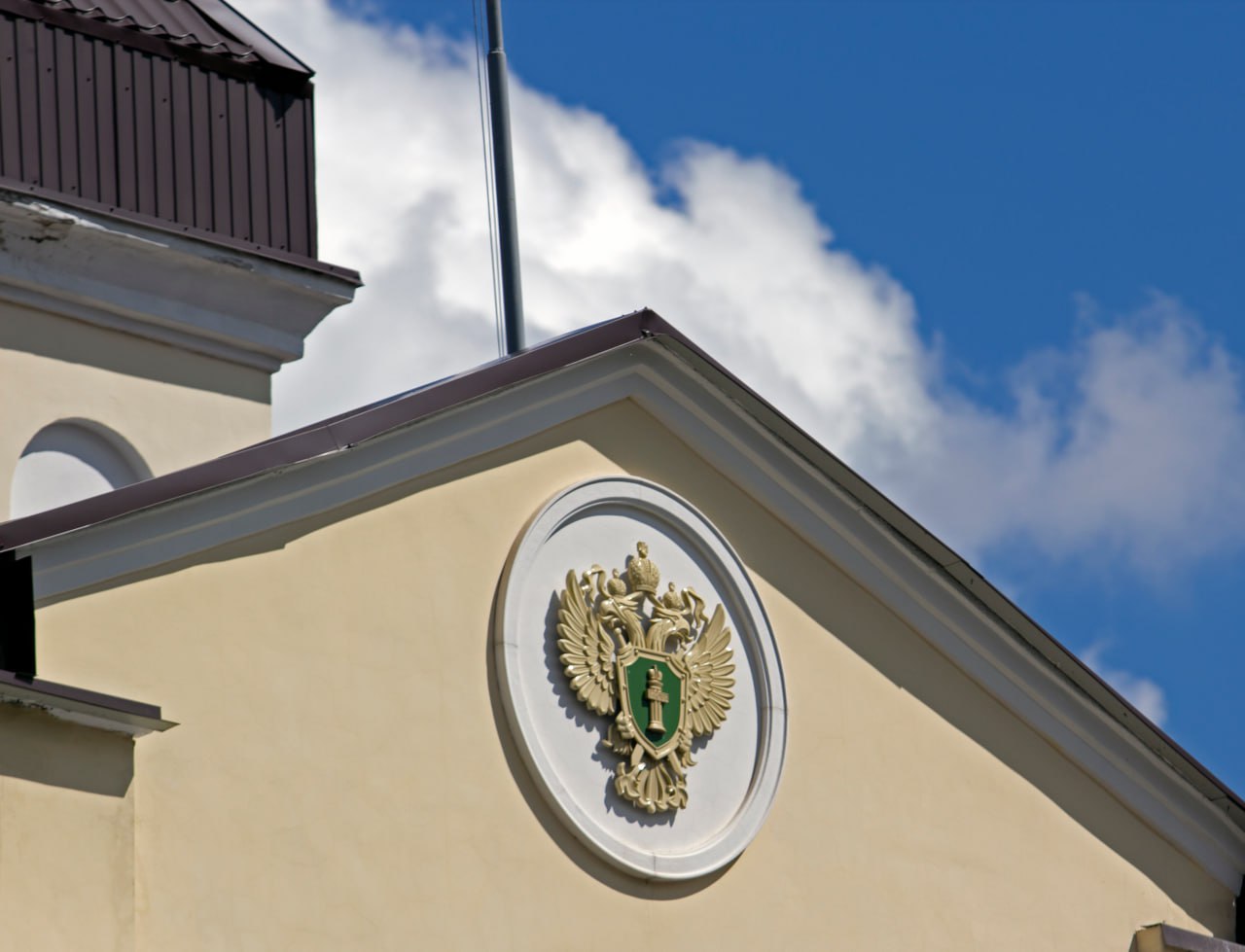 В Курской области подвели итоги антикоррупционной работы за прошедший год По данным прокуратуры региона в рамках надзорной деятельности были выявлены и устранены системные нарушения в работе органов власти По итогам прокурорских проверок дисциплинарную ответственность понесли 148 человек при этом 16 должностных лиц были уволены в связи с утратой доверия В ходе антикоррупционных мероприятий взыскано свыше 30 миллионов рублей это ущерб причинённый коррупционными правонарушениями а также средства законное происхождение которых чиновники не смогли подтвердить Из этой суммы 8 8 миллиона рублей уже поступили в бюджет За год возбуждено 17 уголовных дел к административной ответственности привлечены 95 человек Прокуроры поддержали государственное обвинение по 52 уголовным делам по результатам рассмотрения которых осуждён 61 человек В числе назначенных наказаний реальные сроки лишения свободы и крупные штрафы для должностных лиц Курская Telega Прислать новость