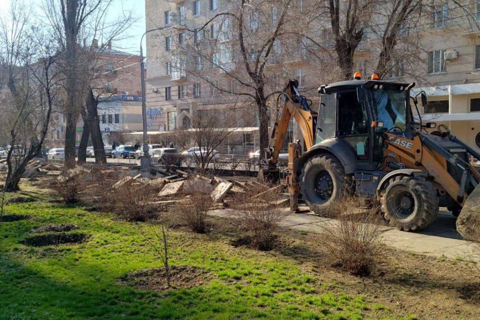 В Волгограде благоустроят территорию у Дома Павлова  Специалисты приведут в порядок тротуары и озеленят территорию.  В Волгограде началось благоустройство пешеходных зон вокруг легендарного Дома Павлова. Работы выполняет МБУ «Северное», уточнили в городской администрации.  - На пл. Ленина и улицах Наумова и 13-й Гвардейской дивизии рабочие меняют изношенный асфальт и старые бетонные плиты, - рассказали в мэрии.  Вскоре специалисты озеленят территорию. Тут планируют высадить больше 130 деревьев. Пешеходные зоны украсят клены, липы, сосны можжевельники, кустарники сирени и барбариса.  Ранее «Городские вести» писали о том, что у «Старой Сарепты» высадят 15 тысяч цветов и 300 деревьев.