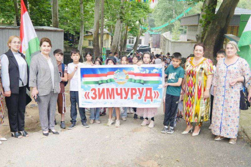 В лагерь "Зимчуруд" отправились 250 детей, сообщили власти района Шохмансур Душанбе. "В первую смену привлекаются учащиеся-сироты и беспризорные дети, участники предметных конкурсов, олимпиад, районных и городских мероприятий", - сказала замглавы района Заррина Зухурзода.
