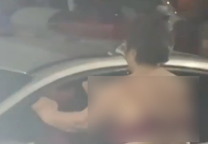 В Анапе голая женщина бросалась под машины и агрессивно вела себя Полицейские отвезли неадекватку в больницу Голая женщина в неадекватном состоянии накануне ходила по Супсехскому шоссе в Анапе. Она вела себя агрессивно и бросалась под машины. Полицейские отвезли неадекватку в больницу. – По данному факту в Отделе МВД проводится проверка, – сообщает отдел МВД по Анапе. Очевидцы сняли видео, на котором женщина только в одном белье стоит перед машиной правоохранителей и говорит что-то непонятное. ВИДЕО