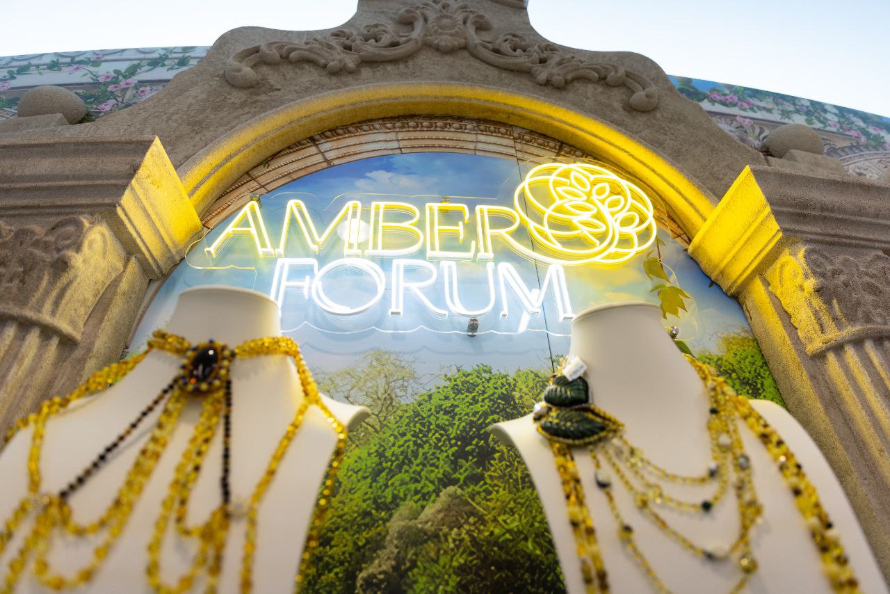 Международный экономический форум AmberForum 2025,  организатором которого является Калининградский янтарный комбинат, в этом году пройдет не в Светлогорске, как в предыдущие годы, а в подмосковном парке «Патриот».  Событие запланировано  на 5-8 июня.   По словам организаторов, это решение позволит повысить эффективность бизнеса и увеличить количество участников.  Выбор площадки связан с концепцией и темой события. Форум посвящен 80-летию Великой Победы, а тема «Янтарная сила России: от Победы к победам» созвучна с историей развития предприятия  #AmberForum2025