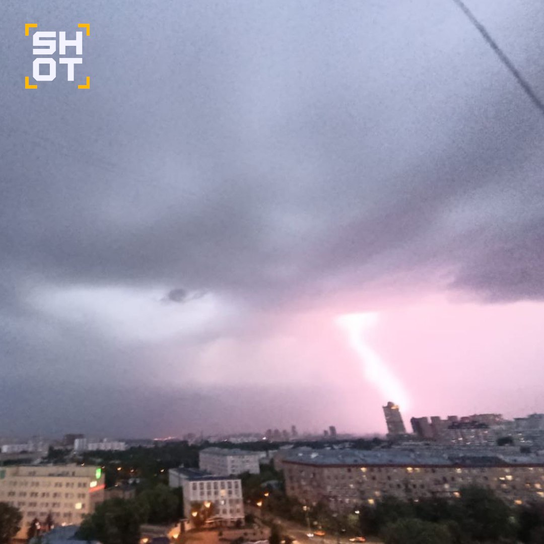 Мощная гроза постепенно накрывает Москву и область. В небе над столицей сверкают разряды молний, гремит гром и поднимается сильный ветер.  По данным МЧС, до 10:00 завтрашнего дня ожидается сильный ливень с грозой и шквалистым ветром до 17 м/с. Ведомство рекомендует парковать авто в безопасных местах.    SHOT в MAX: