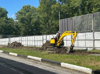 Подготовка образовательных учреждений Хабаровска к новому учебному году  В Хабаровске продолжается модернизация школ и детских садов в рамках национального проекта «Молодёжи дети», инициированного Президентом России Владимиром Путиным.  Ключевые объекты и работы:  Школа №27: реконструкция пришкольной территории  укладка брусчатки, установка бордюров , ремонт крыльца, замена окон в трех классах  Детский сад №138: комплексная модернизация  обновление лестничных пролетов, укладка керамогранита, монтаж подвесных потолков   Кадетская школа №1 им. Ф.Ф. Ушакова: демонтаж старой беговой дорожки, подготовка основания под новое покрытие  Гимназия №7: поэтапная замена окон, санитарная обрезка аварийных деревьев  Комментарий мэра Сергея Кравчука: «Создание современной образовательной среды – наш приоритет. Мы не только проводим капитальные ремонты, но и оснащаем учебные классы современным оборудованием, чтобы обеспечить комфортные условия для обучения».  Работы ведутся при участии администрации города, руководства образовательных учреждений и родительской общественности.