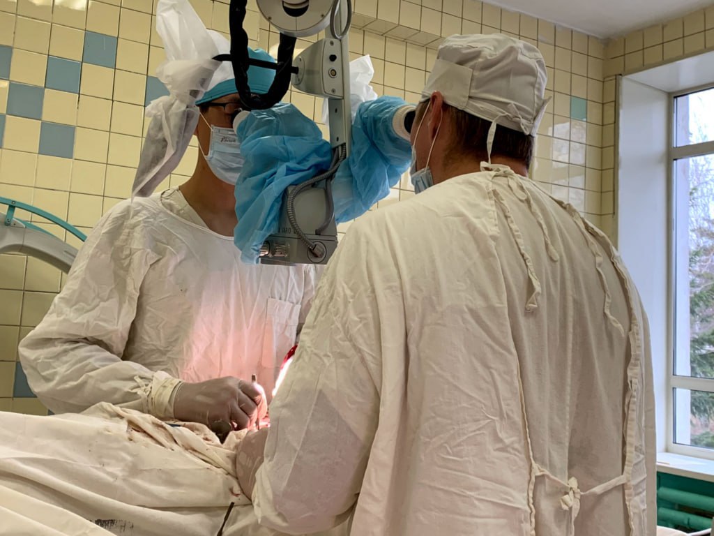 Нейрохирурги Нижнего Тагила вернули к жизни 25 летнего уральца который попал в серьезное ДТП С раздробленным черепом его экстренно госпитализировали в Городскую больницу 1 Нижнего Тагила Ситуация осложнялась кровотечением и риском инфицирования головного мозга Врачи быстро установили диагноз и выбрали тактику лечения Нейрохирурги провели операцию которая длилась около двух с половиной часов После успешного лечения уральца выписали из больницы Его ждет длительная реабилитация по индивидуальной программе Подробнее читайте на сайте Областной газеты Пресс служба Министерства здравоохранения Свердловской области Подписаться на ОГ Прислать новость Поддержать канал