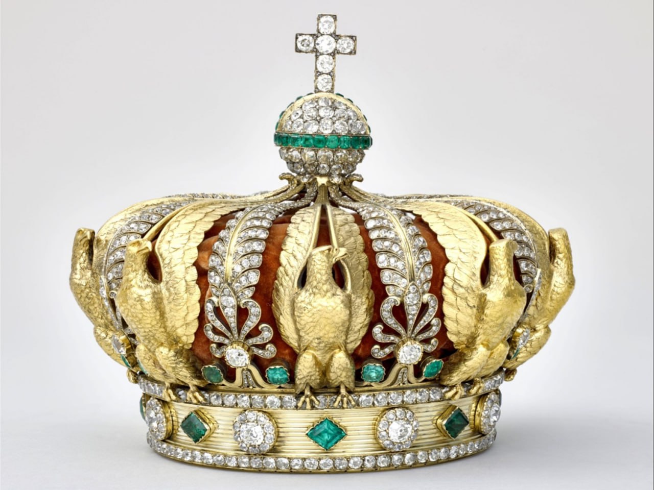 Лувр планирует восстановить корону императрицы Евгении которую повредили во время ограбления в октябре 2025 года После инцидента украшение нашли у галереи Аполлона В Лувре рассказали что потерялся только 1 из 8 золотых орлов украшающих корону Некоторые детали отделились от оправы при этом из 1354 бриллиантов отсутствуют только около 10 очень маленьких камней Реставрацией займется аккредитованный специалист К восстановлению также привлекут ювелирные дома Boucheron Cartier Chaumet Mellerio и Van Cleef Arpels Больше новостей в Daily News