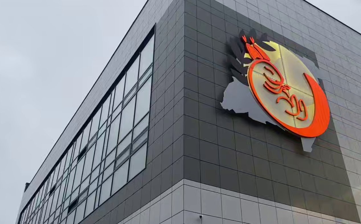 Новая современная школа в Новоселье открыла двери для 825 учеников В новом образовательном учреждении сформированы 22 класса включая мастерские столярного дела студии живописи дизайна и фотографии В Новоселье начала работать новая школа на 825 мест построенная в рамках сотрудничества Ленинградской области и Республики Беларусь Здесь оборудованы 22 класса созданы мастерские столярного дела студии живописи дизайна и фотографии лингафонные кабинеты библиотека на сто мест и два спортивных зала Школа спроектирована таким образом чтобы дети могли развиваться не только в учебе но и в творческих и спортивных направлениях Председатель Комитета по строительству Ленинградской области Виталий Лазуткин подчеркнул что это не просто новое здание а решение для конкретного района где остро требовался современный учебный центр Сотрудничество с белорусскими коллегами по его словам демонстрирует способность регионов совместно создавать важные социальные объекты В Новоселье уже открыта поликлиника теперь заработала школа и власти продолжат последовательно обеспечивать район необходимой инфраструктурой Подпишитесь на ivbg ru Ivbg в Max