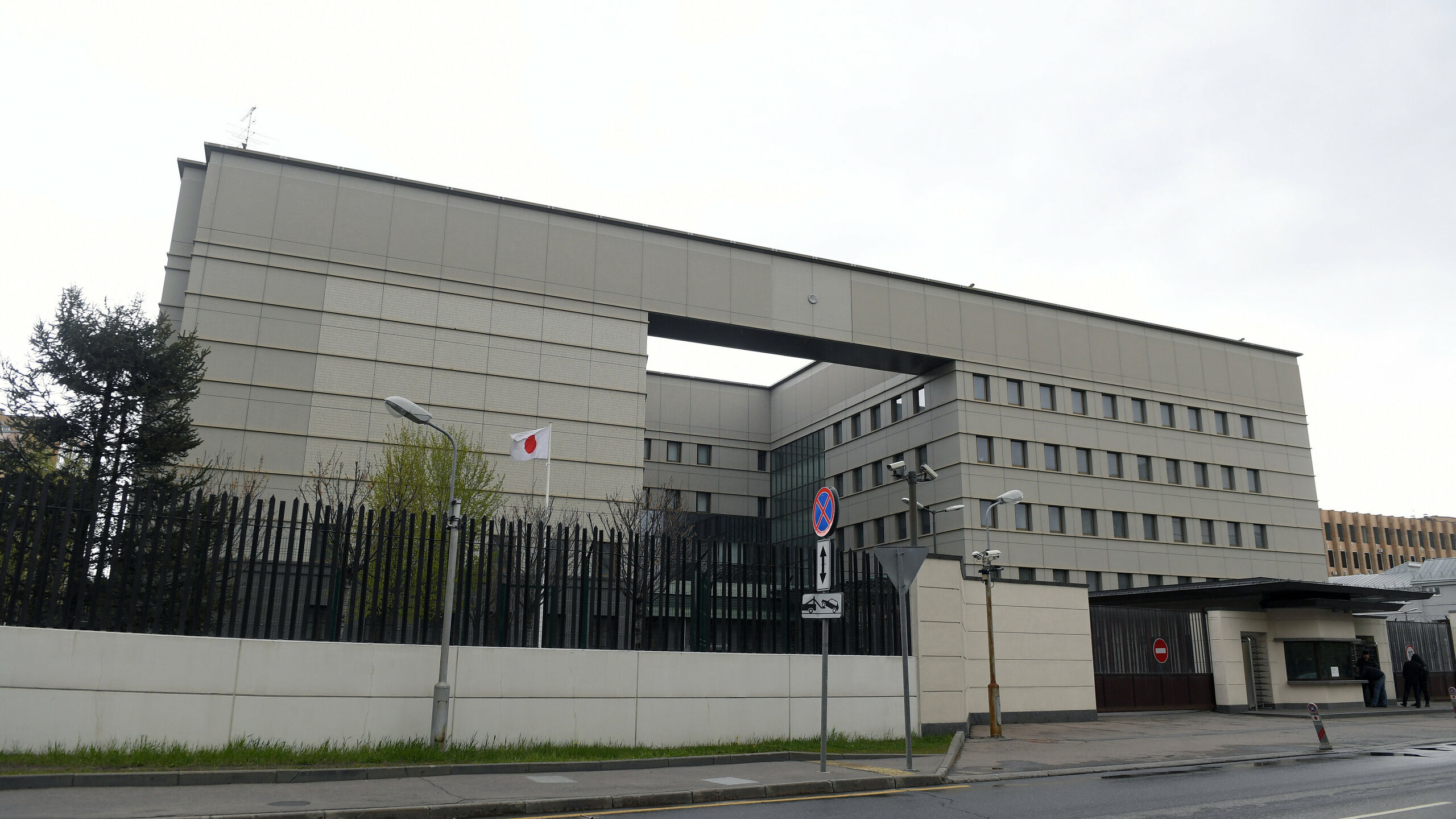 Япония не намерена отказываться от газа из России и будет принимать меры для его стабильных поставок сообщили в японском посольстве в Москве Обеспечение природным газом из за рубежа в том числе в рамках проекта Сахалин 2 важно с точки зрения энергетической безопасности Японии поэтому мы будем принимать все меры для того чтобы со стабильным обеспечением объемов поставок в Японию не возникало проблем заявили в дипмиссии газете Известия Ранее министр финансов США Скотт Бессент написал в соцсети Х что на встрече с японским коллегой Кацунобу Като обсудил важные вопросы касающиеся экономических отношений США и Японии а также ожидания администрации того что Япония перестанет импортировать российские энергоносители Генеральный секретарь японского правительства Ёсимаса Хаяси отказался от комментариев относительно призыва Бессента к Токио отказаться от российских энергоносителей