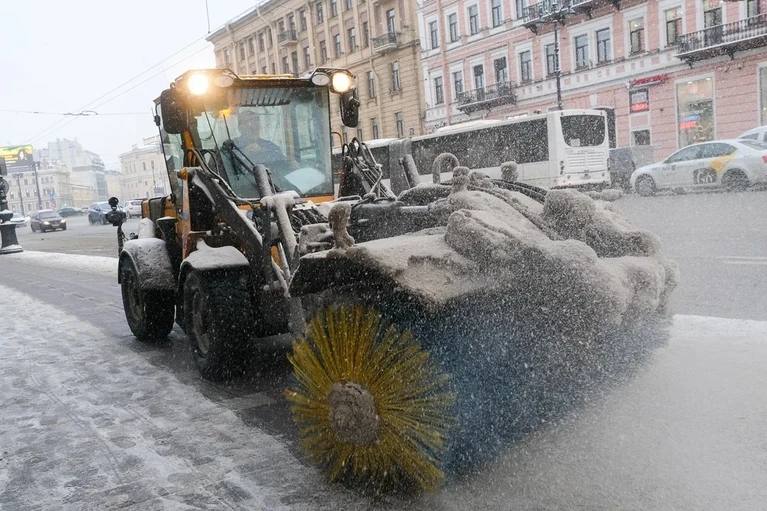 Уборку улиц в Петербурге зимой будут контролировать онлайн   Чтобы не возникало проблем из-за предстоящих снегопадов, власти решили следить за уборкой дорог и тротуаров в режиме онлайн. Теперь видеокамеры «Безопасного города» будут делать фотографии до и после проезда уборочной техники.  Если коммунальщики плохо сделают свою работу, об этом напрямую сообщат начальникам уборочной колонны, чтобы они оперативно приняли меры.   : СПб