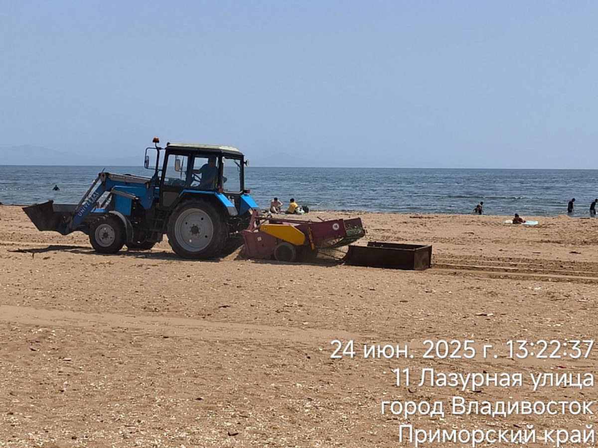 Пляжи Шаморы чистят после шторма Во Владивостоке наводят порядок на берегу бухты Лазурной. С раннего утра специализированная техника и рабочие муниципального предприятия «Зелёный Владивосток» очищают пляжи Шаморы от мусора, стекла, веток, камней и водорослей, вынесенных на берег недавним штормом. Завершить планируют до конца этой недели. Источник: администрация Владивостока Подробнее