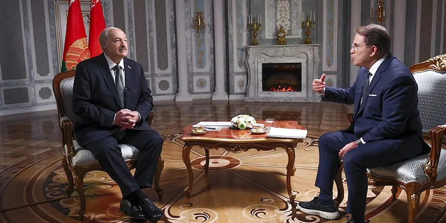 Президент Беларуси Александр Лукашенко дал двухчасовое интервью ведущему RT Ричарду Санчесу Обсуждалась подготовка крупной сделки между Беларусью и США ее условия и возможная встреча Лукашенко с Дональдом Трампом Также рассматривалась роль Беларуси как посредника для возобновления сотрудничества США и России В интервью затронули геополитическую обстановку включая конфликт на Ближнем Востоке Лукашенко прокомментировал то что показала миру война США и Израиля против Ирана Разговоры на кухне