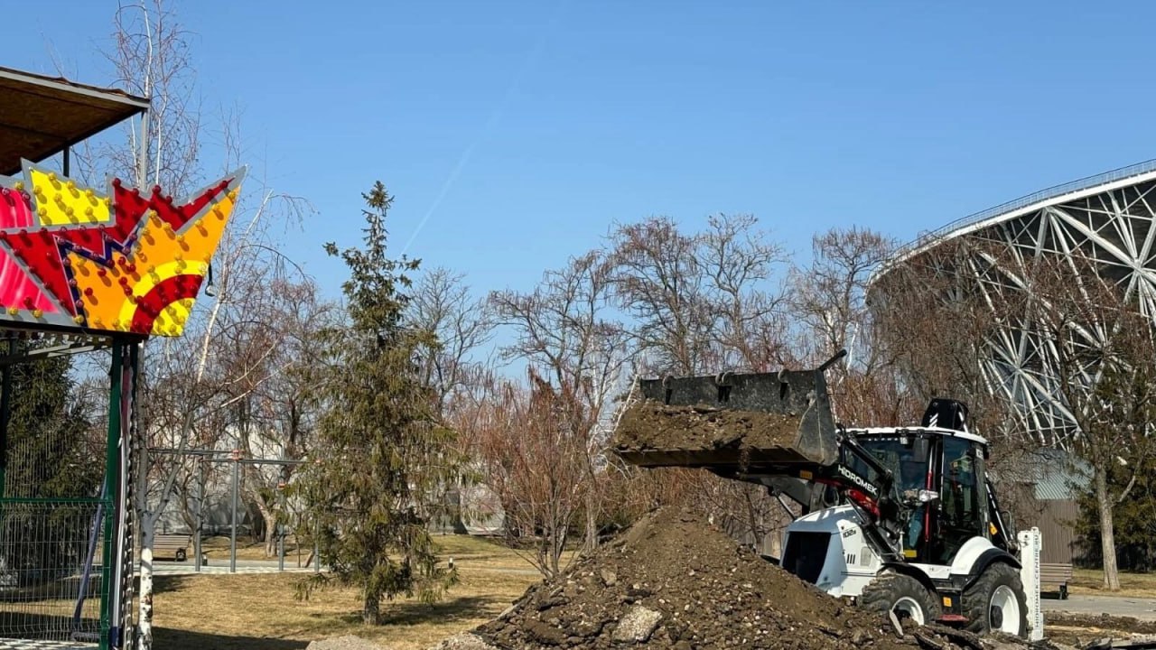 В ЦПКиО обновляют дорожки и клумбы  В парке «Дружба: Волгоград — Баку» начали ремонт пешеходных дорожек. В первую очередь обустраивают удобные спуски для мам с колясками и маломобильных граждан.  Старые деревянные настилы, которые использовали для нивелирования перепадов, износились. Сейчас их заменяют: снимают покрытие, укладывают песчаную основу и плитку. Также приводят в порядок участки, где брусчатка деформировалась.  Рабочие обновят клумбы, высадят новые растения и уложат газон.           Подписаться