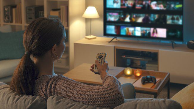 Депутаты от Новых людей предложили министру культуры Ольге Любимовой отмечать специальным дисклеймером фильмы и сериалы отредактированные для соответствия законодательным ограничениям Они отметили что зачастую удаление сцен и фрагментов из проектов приводит к искажению авторского замысла и вызывает недоумение у зрителей Getty Images