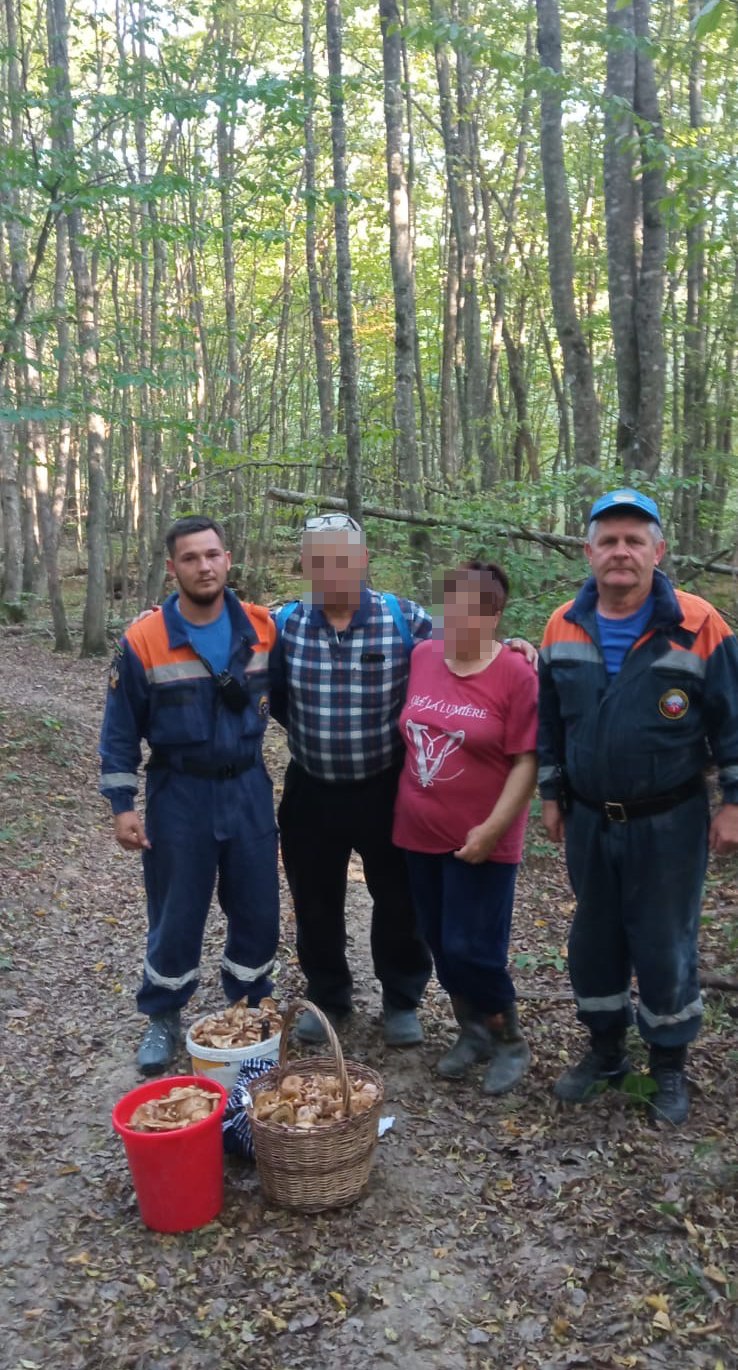 Грибной сезон начался      Двое грибников увлеклись "тихой охотой" и заблудились в горно-лесистой местности Мостовского района, в окрестностях поселка Перевалка.     Осознав свое положение, грибники позвонили по номеру 112 и немедленно к ним на помощь отправилась дежурная смена Псебайского АСО.       Спасатели обследовали заданный район поиска и до наступления темноты обнаружили заблудившихся грибников.       К счастью, опыт спасателей и своевременное обращение за помощью привели к счастливому завершению этой истории. Пострадавшим медицинская помощь не понадобилась и грибов набрали три ведра!      Всего с конца сентября , как начался грибной сезон, спасатели Псебайского отряда вывели с гоно-лесистой местности 9 заблудившихся грибников.